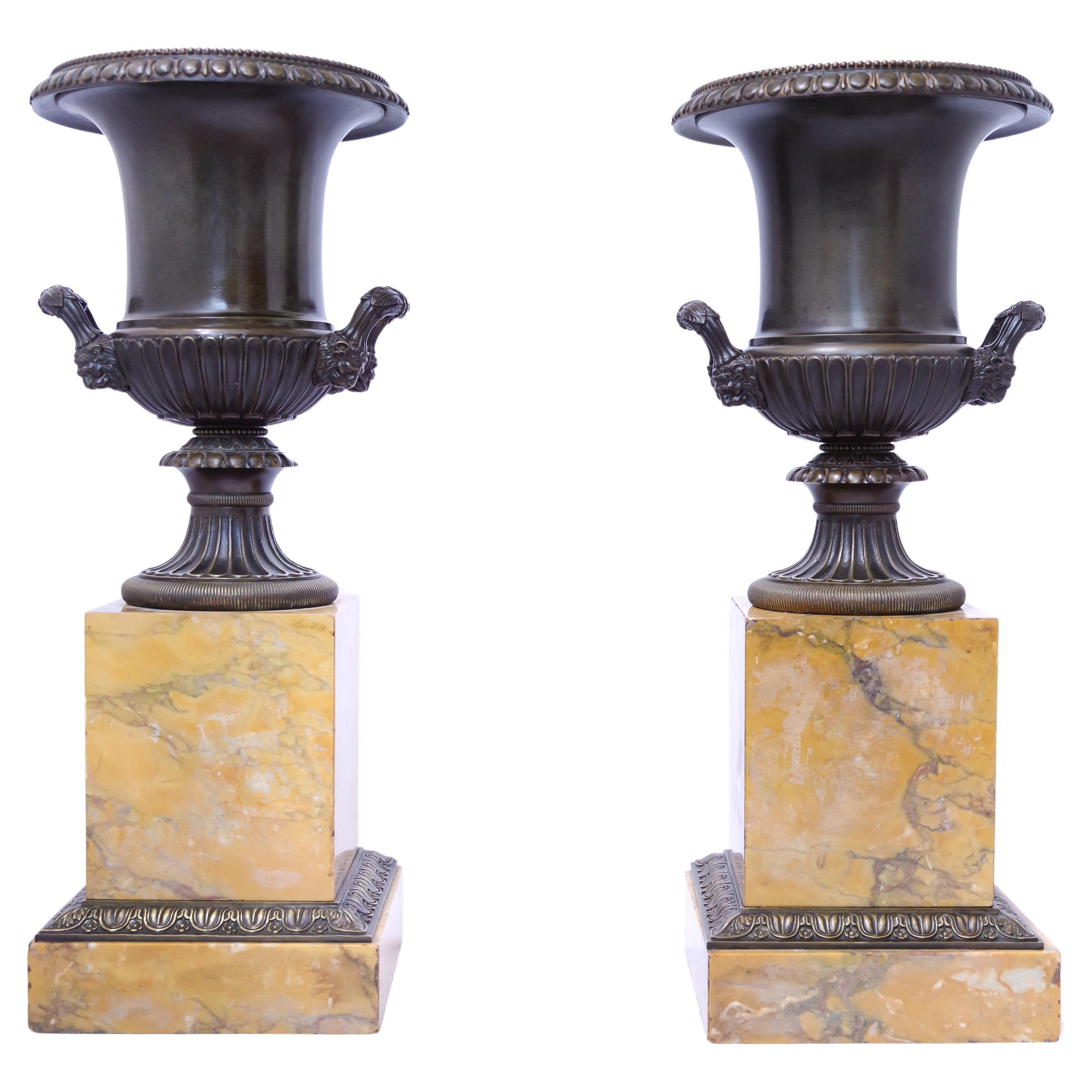 Paire de vases Médicis en bronze, vers 1830