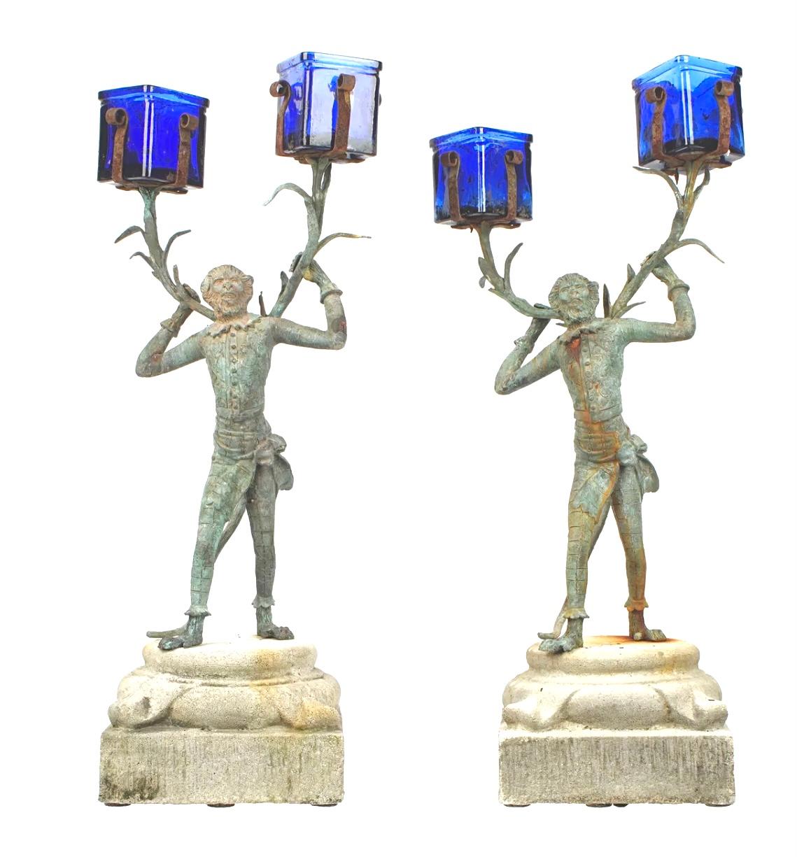 Francese Coppia di candelabri in bronzo di Monkey Butler in vendita
