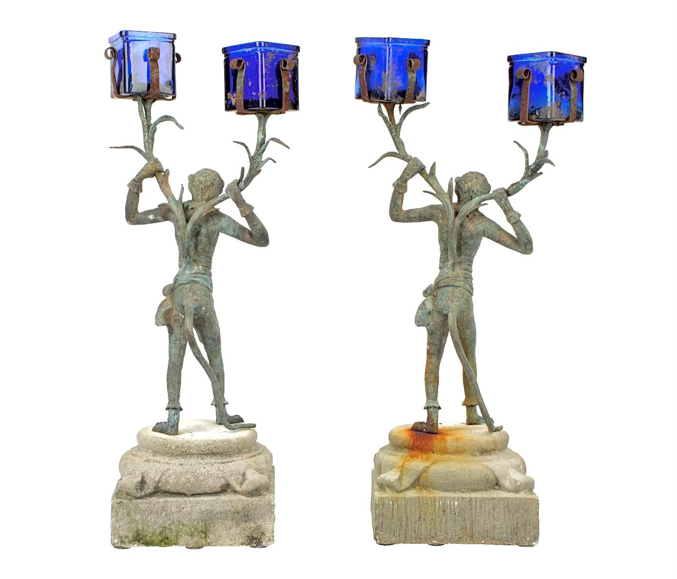 XX secolo Coppia di candelabri in bronzo di Monkey Butler in vendita