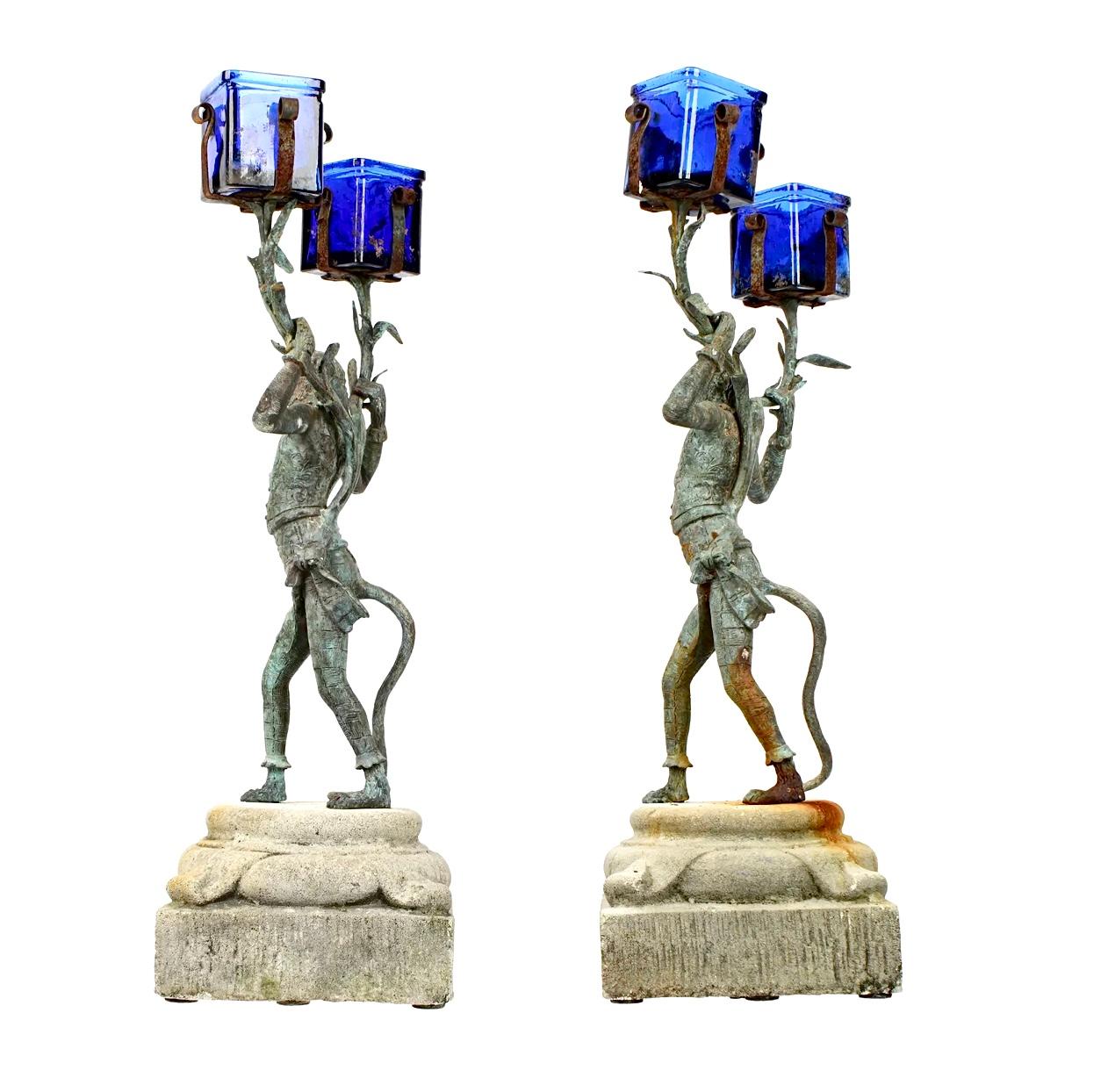 Bronzo Coppia di candelabri in bronzo di Monkey Butler in vendita