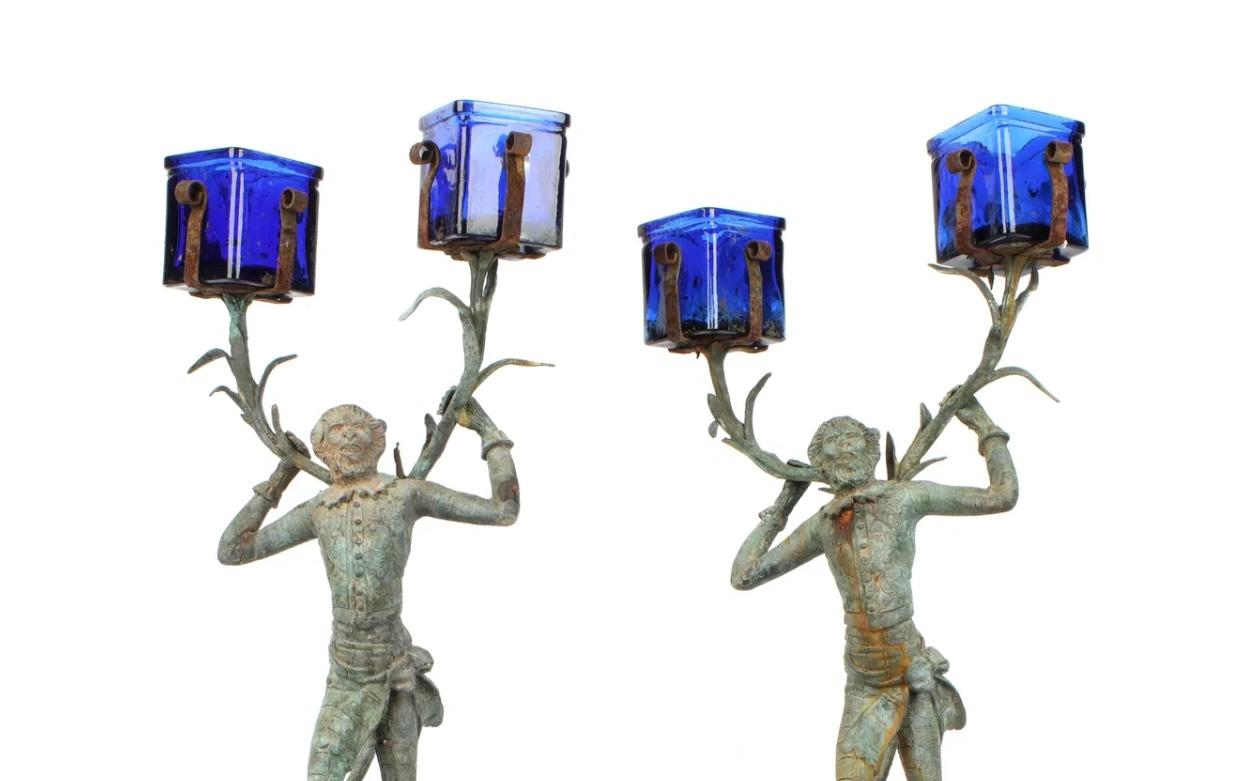 Coppia di candelabri in bronzo di Monkey Butler in vendita 1