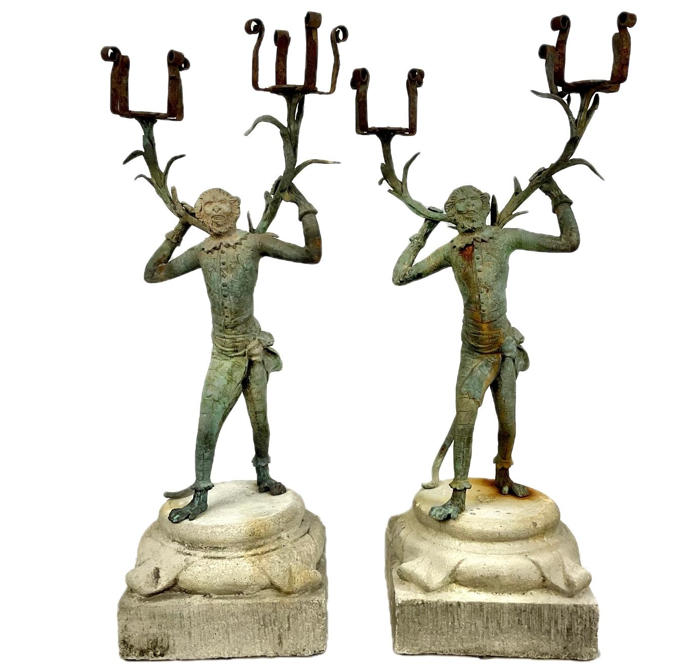 Coppia di candelabri in bronzo di Monkey Butler in vendita 2