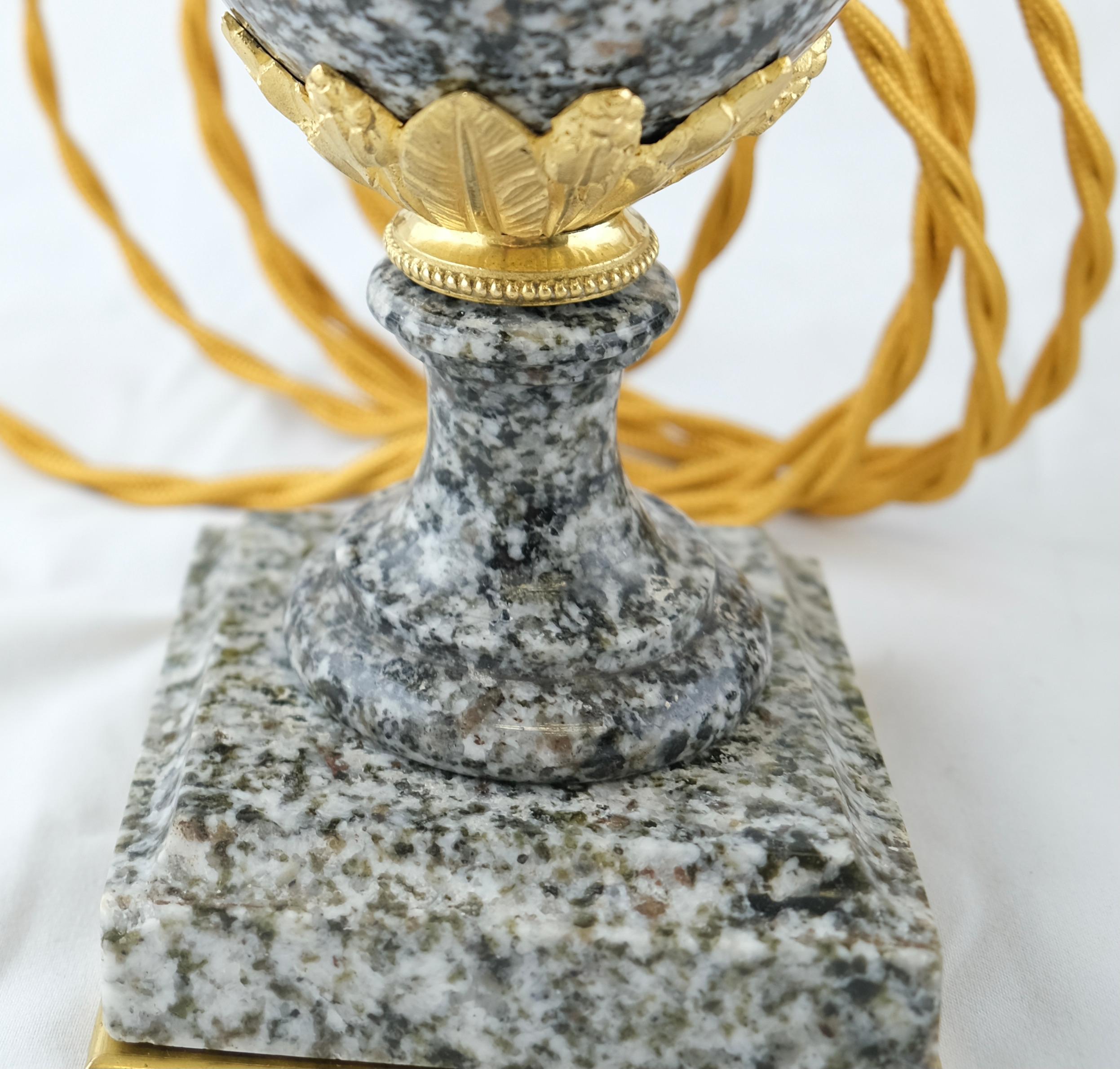 Paire d'urnes en granit anciennes montées sur bronze et montées comme lampes, style Louix Xvl en vente 4