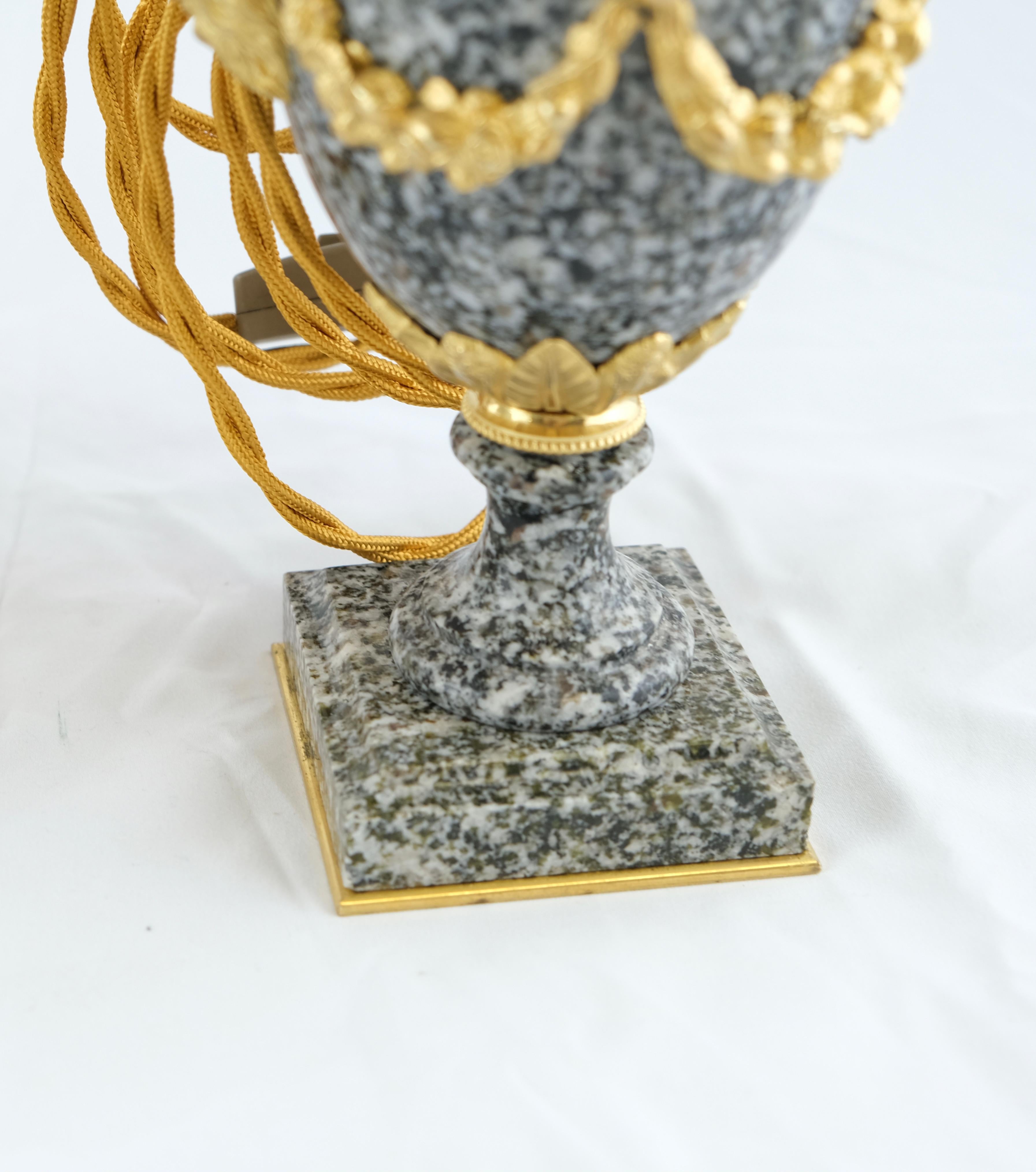 Paire d'urnes en granit anciennes montées sur bronze et montées comme lampes, style Louix Xvl en vente 10