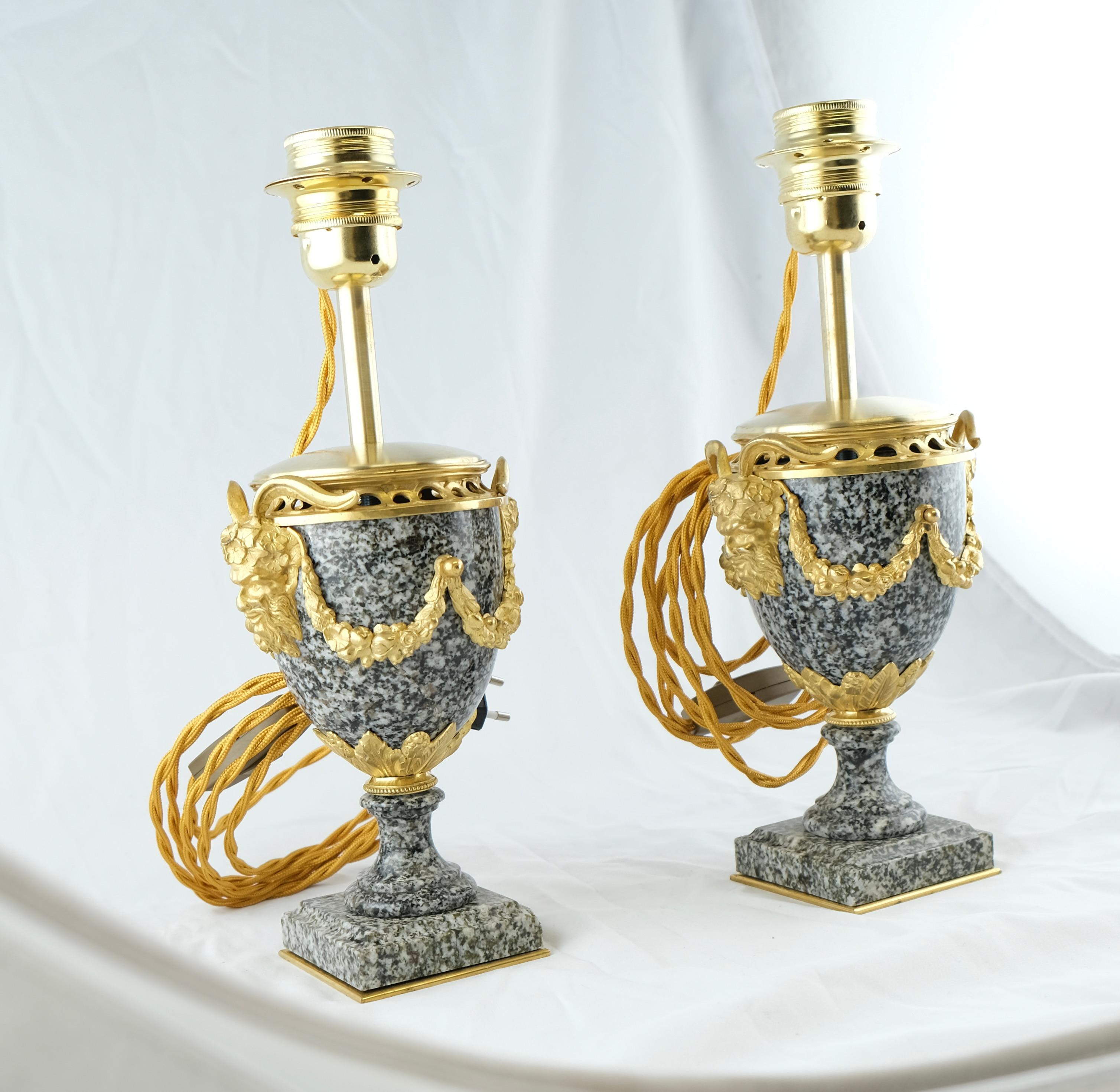 Louis XVI Paire d'urnes en granit anciennes montées sur bronze et montées comme lampes, style Louix Xvl en vente