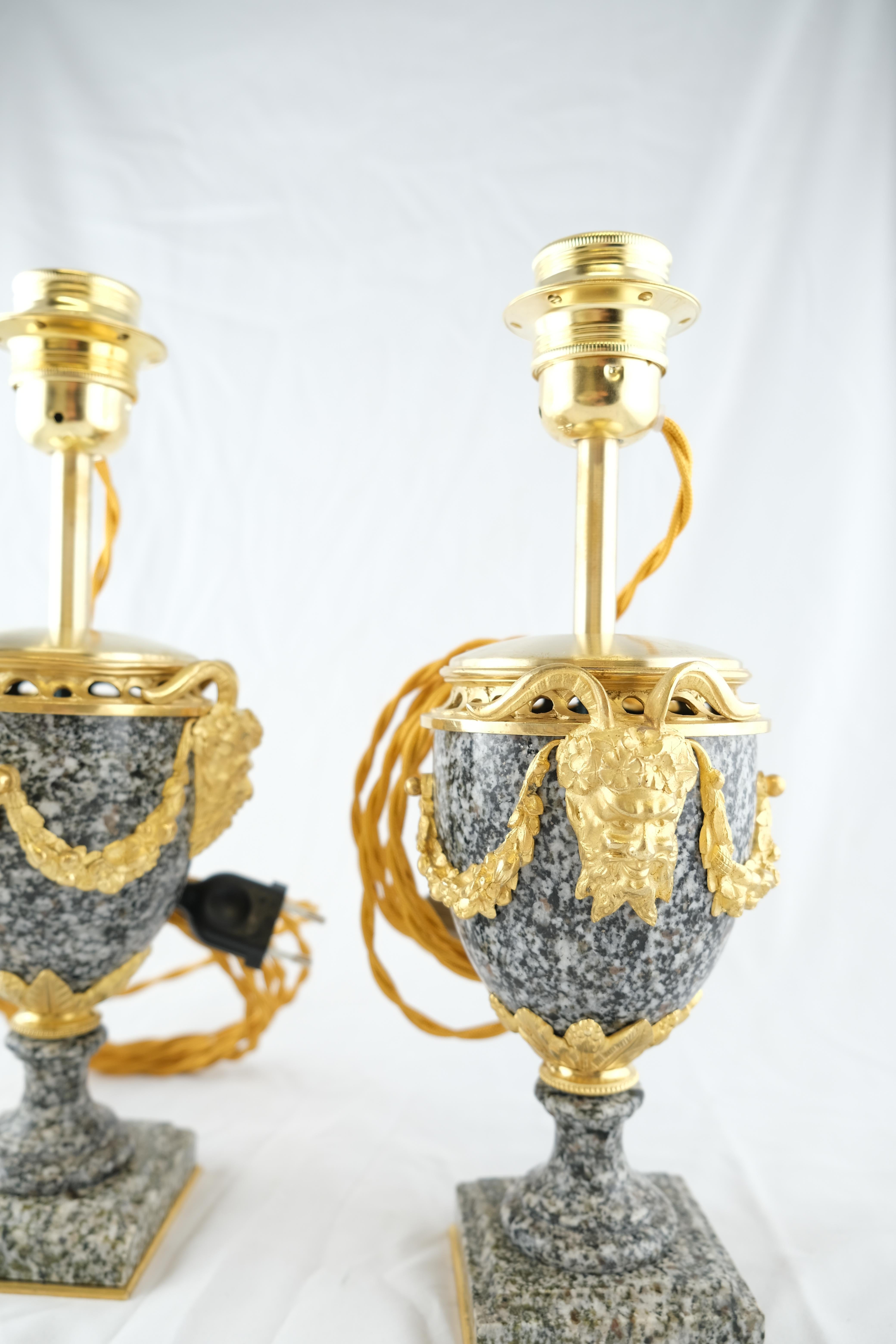 Français Paire d'urnes en granit anciennes montées sur bronze et montées comme lampes, style Louix Xvl en vente