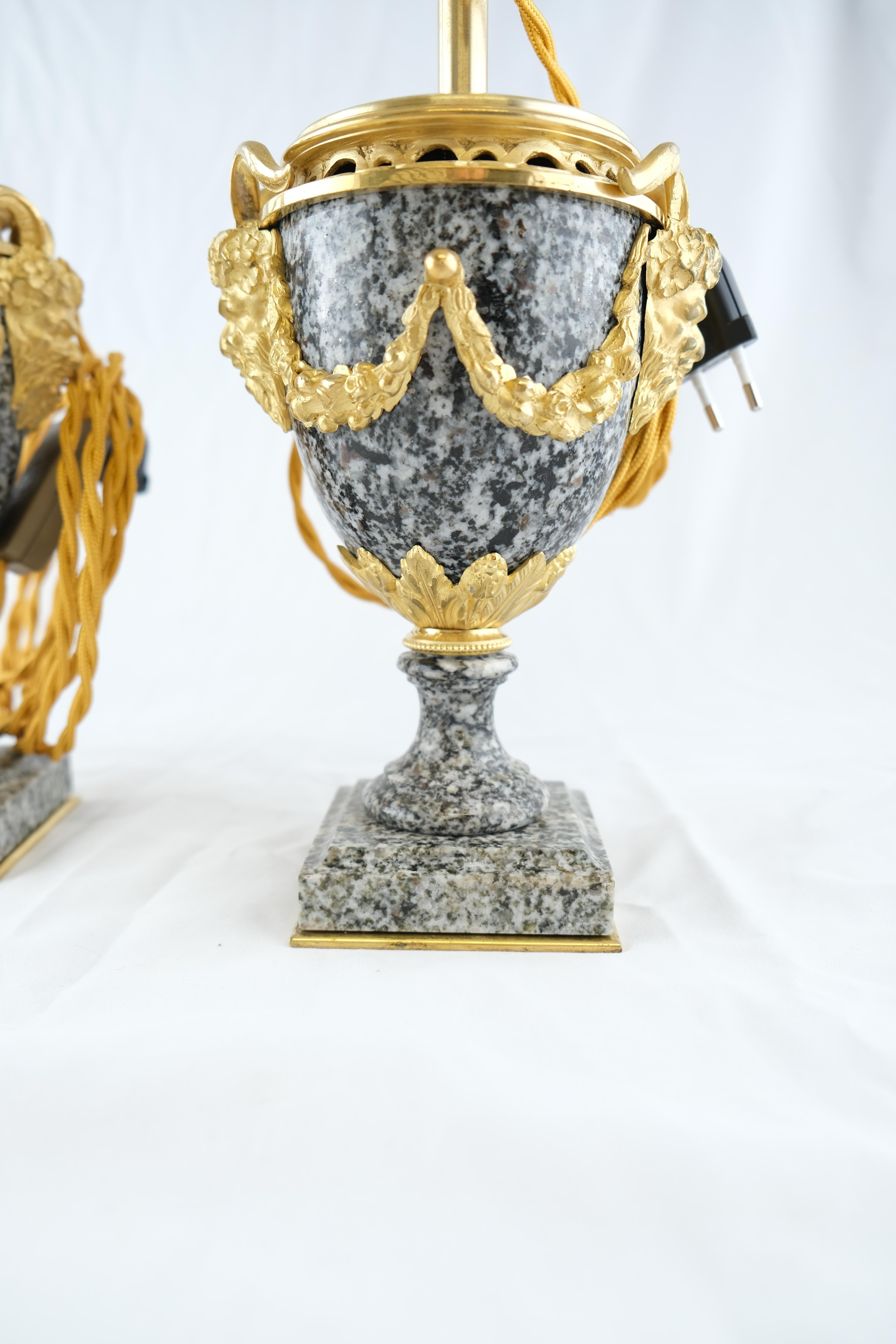 XIXe siècle Paire d'urnes en granit anciennes montées sur bronze et montées comme lampes, style Louix Xvl en vente