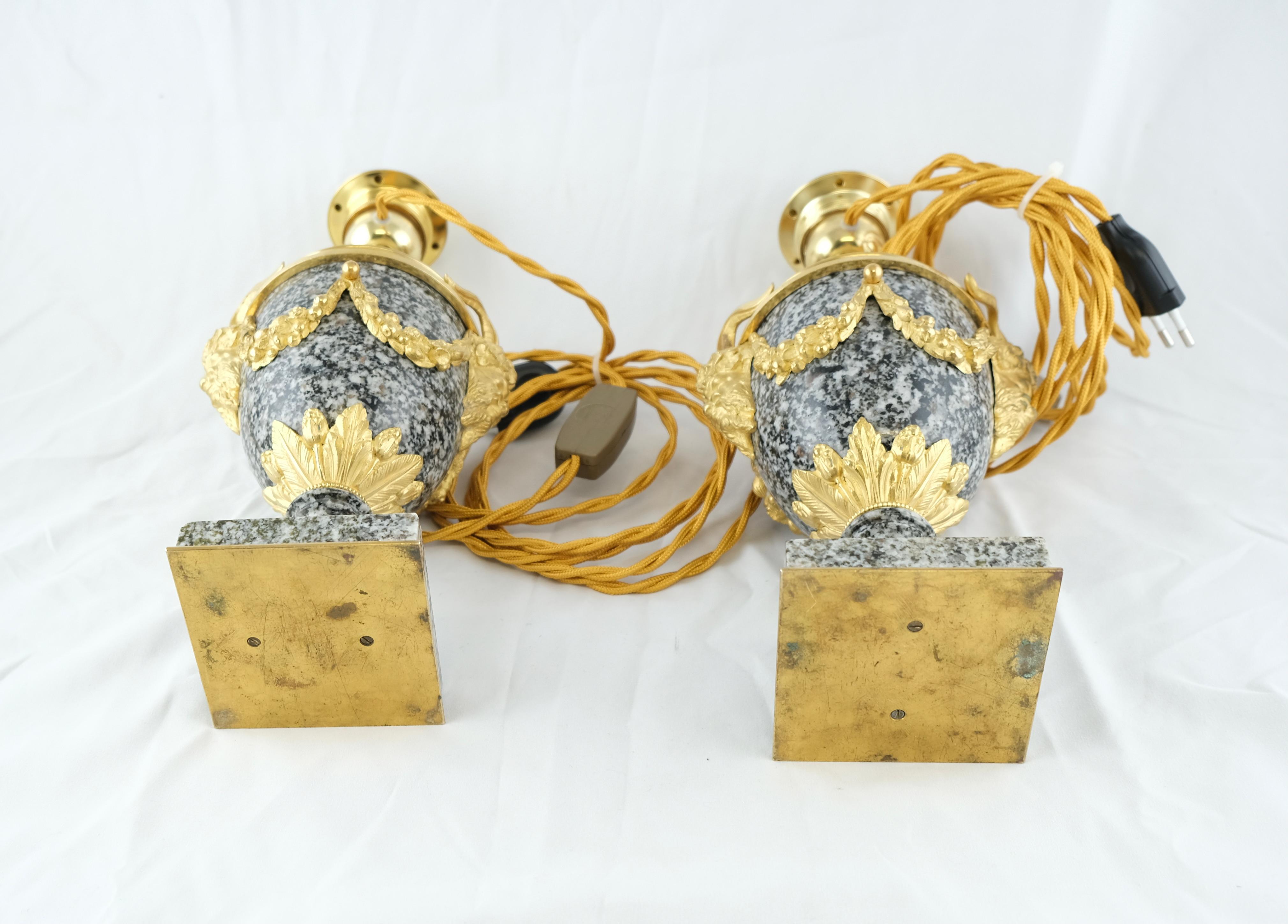Bronze Paire d'urnes en granit anciennes montées sur bronze et montées comme lampes, style Louix Xvl en vente