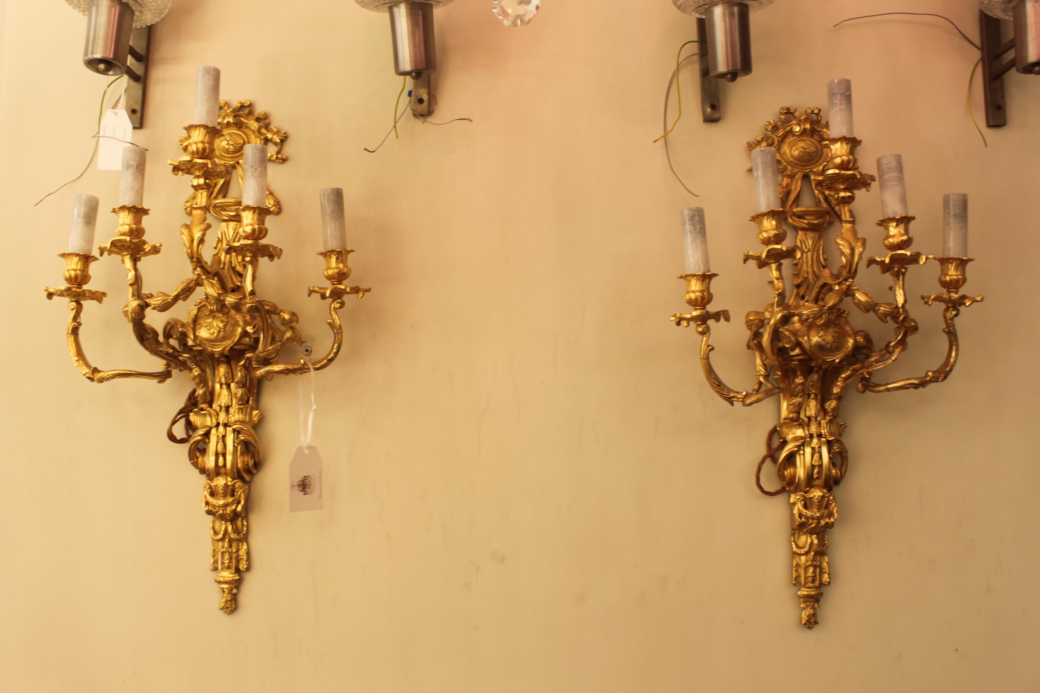 Paar Bronze Louis XVI Stil Wand Ein Paar Bronze  Jagdhorn drei Zweig Wandleuchten.
Die Zweige der  von Französisch , und die Rückenschilder mit Details.
Kann ohne zusätzliche Kosten für Europa oder Nordamerika elektrifiziert werden.