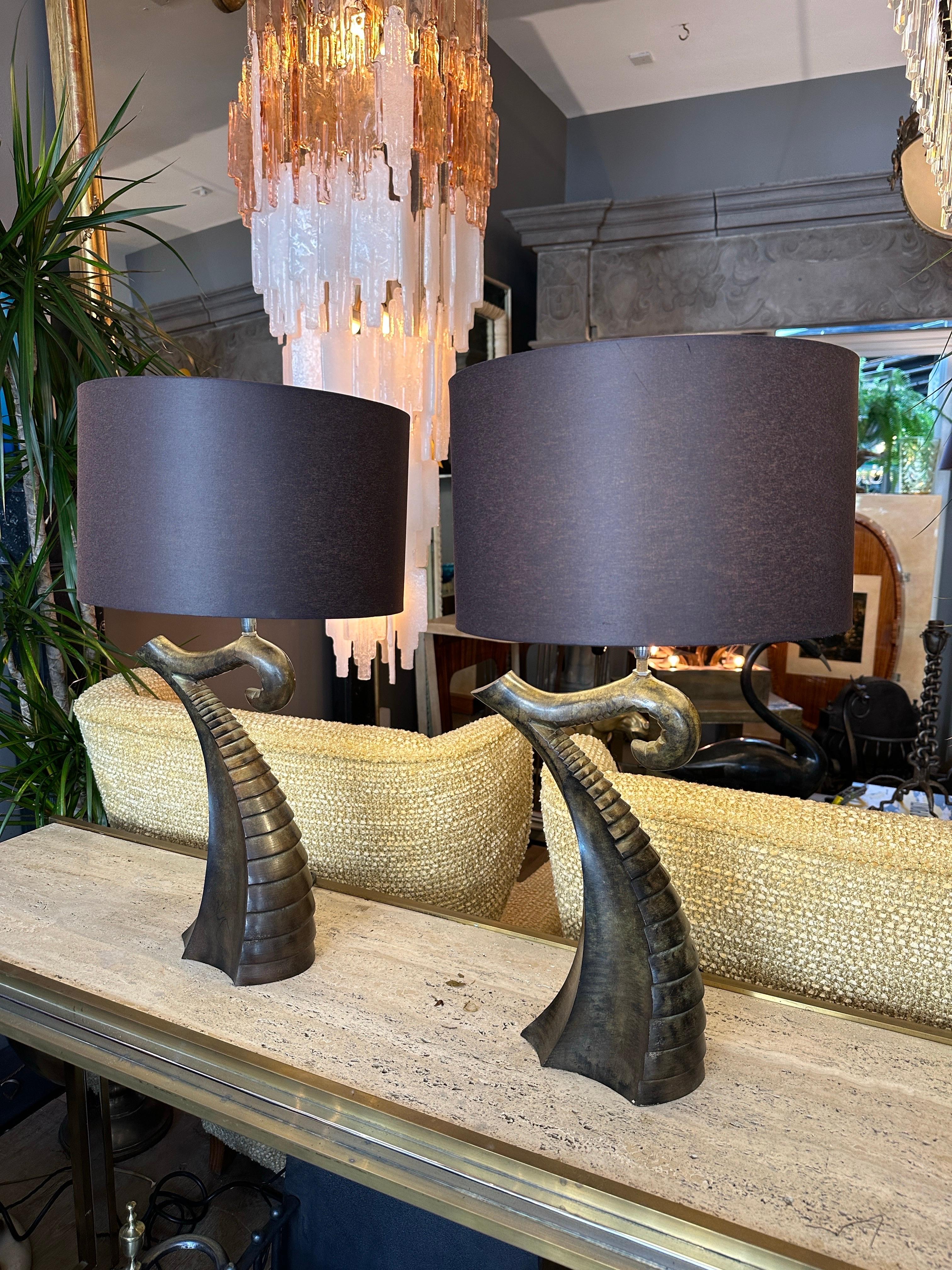 Pareja De Lámparas De Mesa De Bronce De Forma Orgánica Moderno orgánico en venta