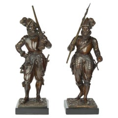 Paar stehende Bronzefiguren des spanischen Entdeckers und Conquistador Hernan Cortes aus Bronze