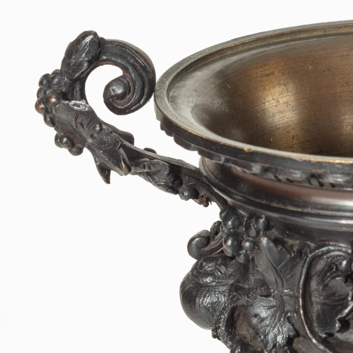 Ein schönes Paar Bronze-Urnen oder Vasen mit Deckeln, um 1870 im Angebot 5