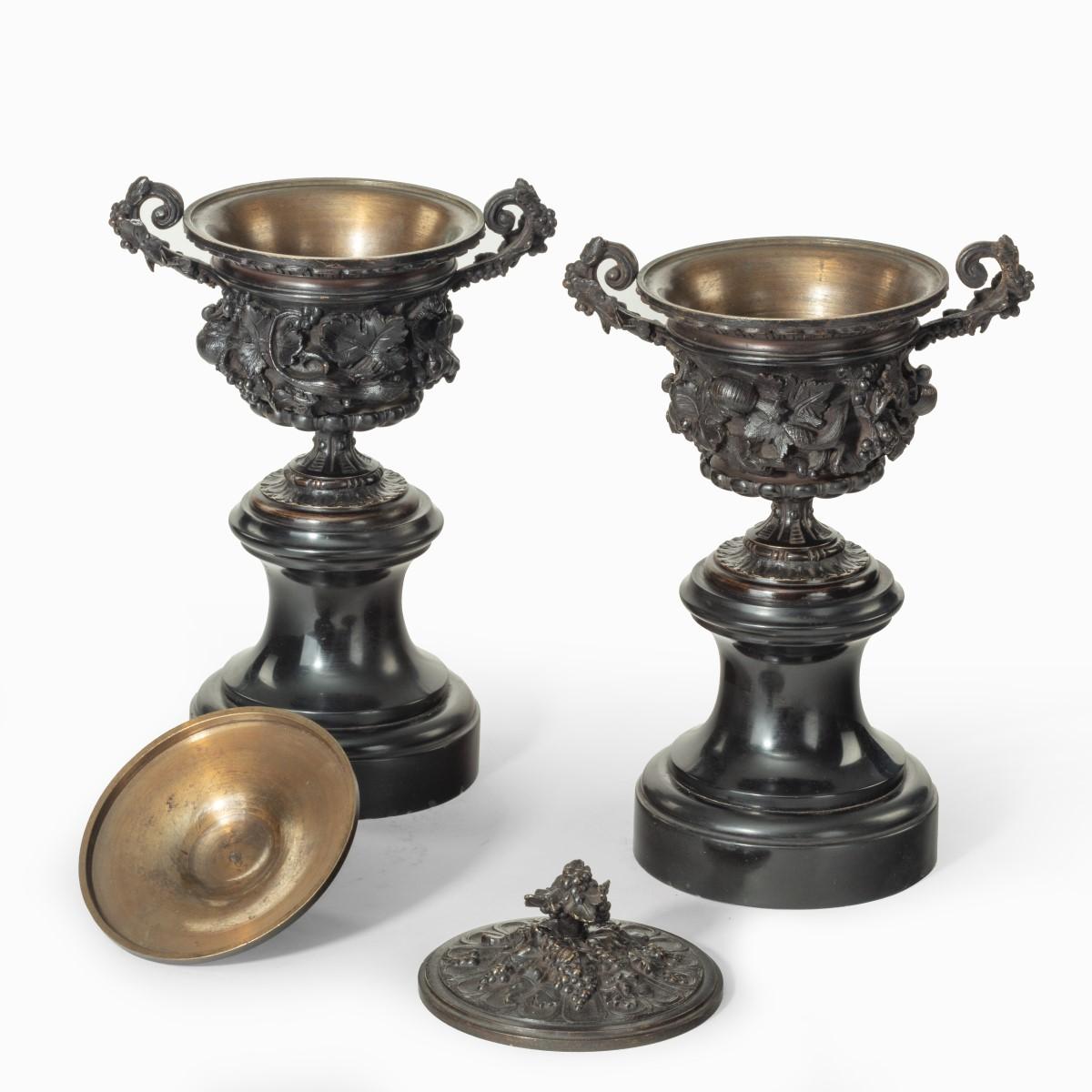 Ein feines Paar Bronzeurnen oder Vasen und Deckel nach einem Entwurf, der vermutlich von dem französischen Animalier Auguste Nicolas Cain stammt (um 1870)

Die Urnen stehen jeweils auf einem geformten Sockel aus schwarzem Marmor, der im Hochrelief
