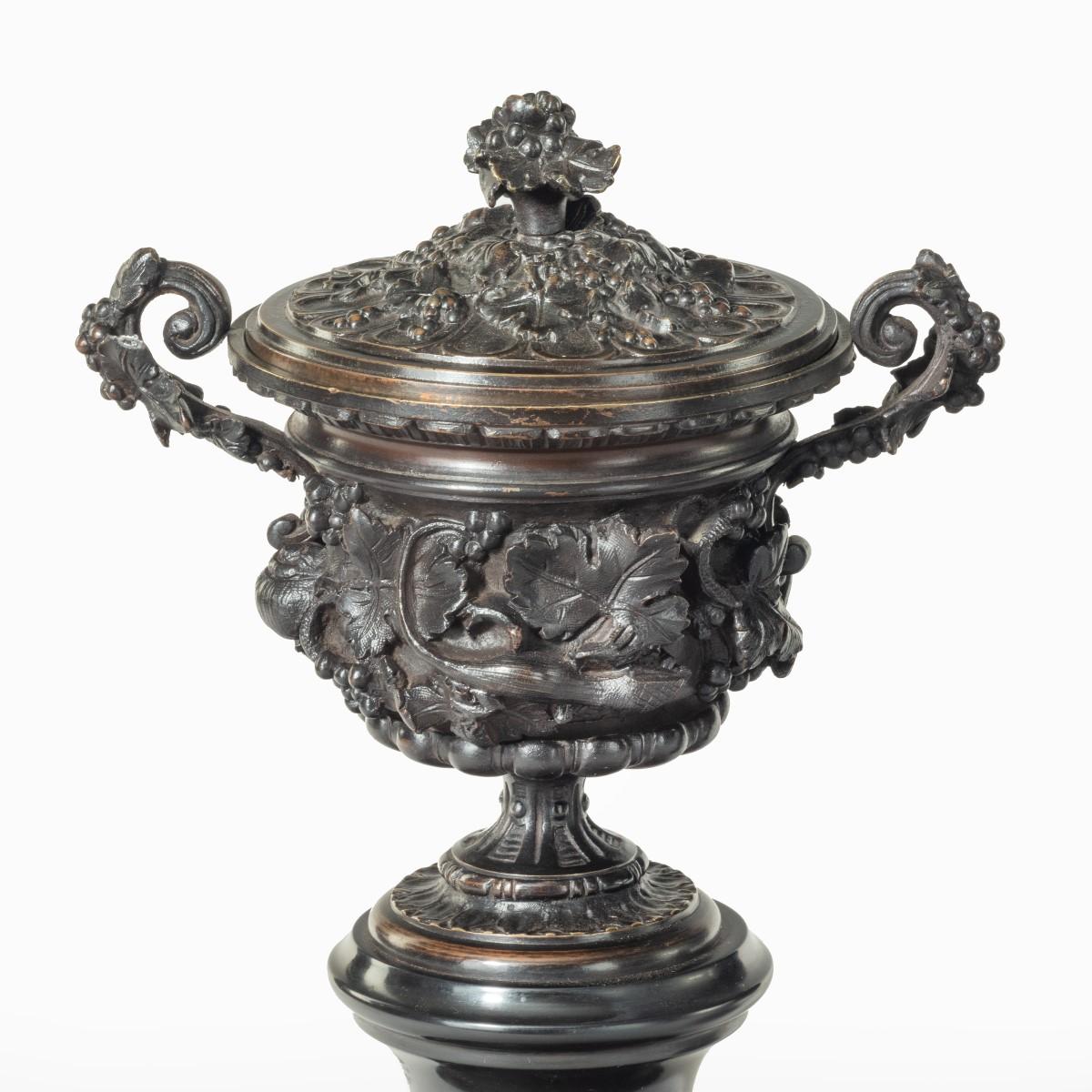 Ein schönes Paar Bronze-Urnen oder Vasen mit Deckeln, um 1870 (Italienisch) im Angebot