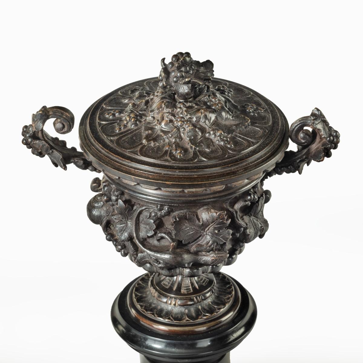 Una bella coppia di urne o vasi in bronzo e relativi coperchi, 1870 ca. In condizioni buone in vendita a Lymington, Hampshire