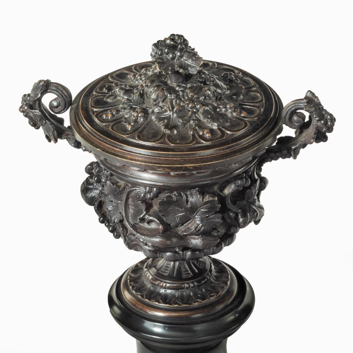 Ein schönes Paar Bronze-Urnen oder Vasen mit Deckeln, um 1870 (Spätes 19. Jahrhundert) im Angebot