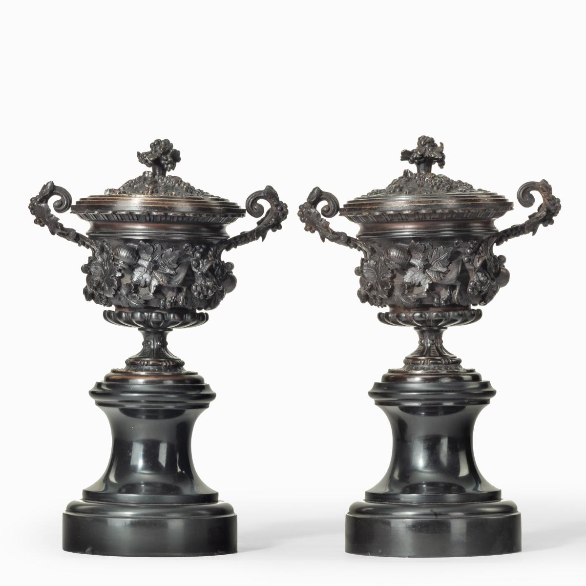 Bronzo Una bella coppia di urne o vasi in bronzo e relativi coperchi, 1870 ca. in vendita