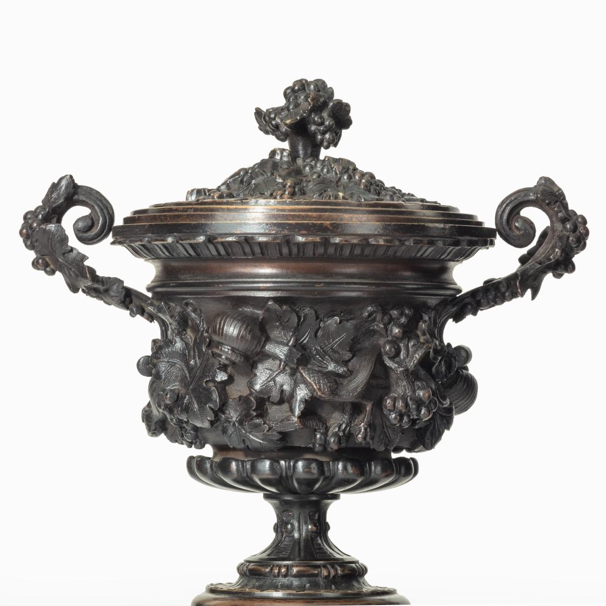 Paire d'urnes ou de vases en bronze avec couvercles, vers 1870 en vente 1