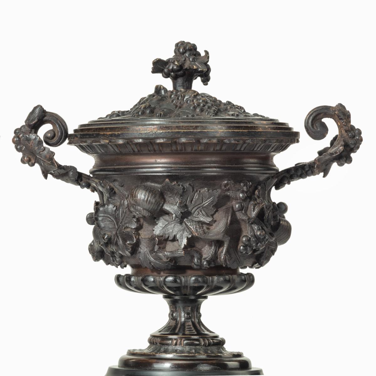 Paire d'urnes ou de vases en bronze avec couvercles, vers 1870 en vente 2