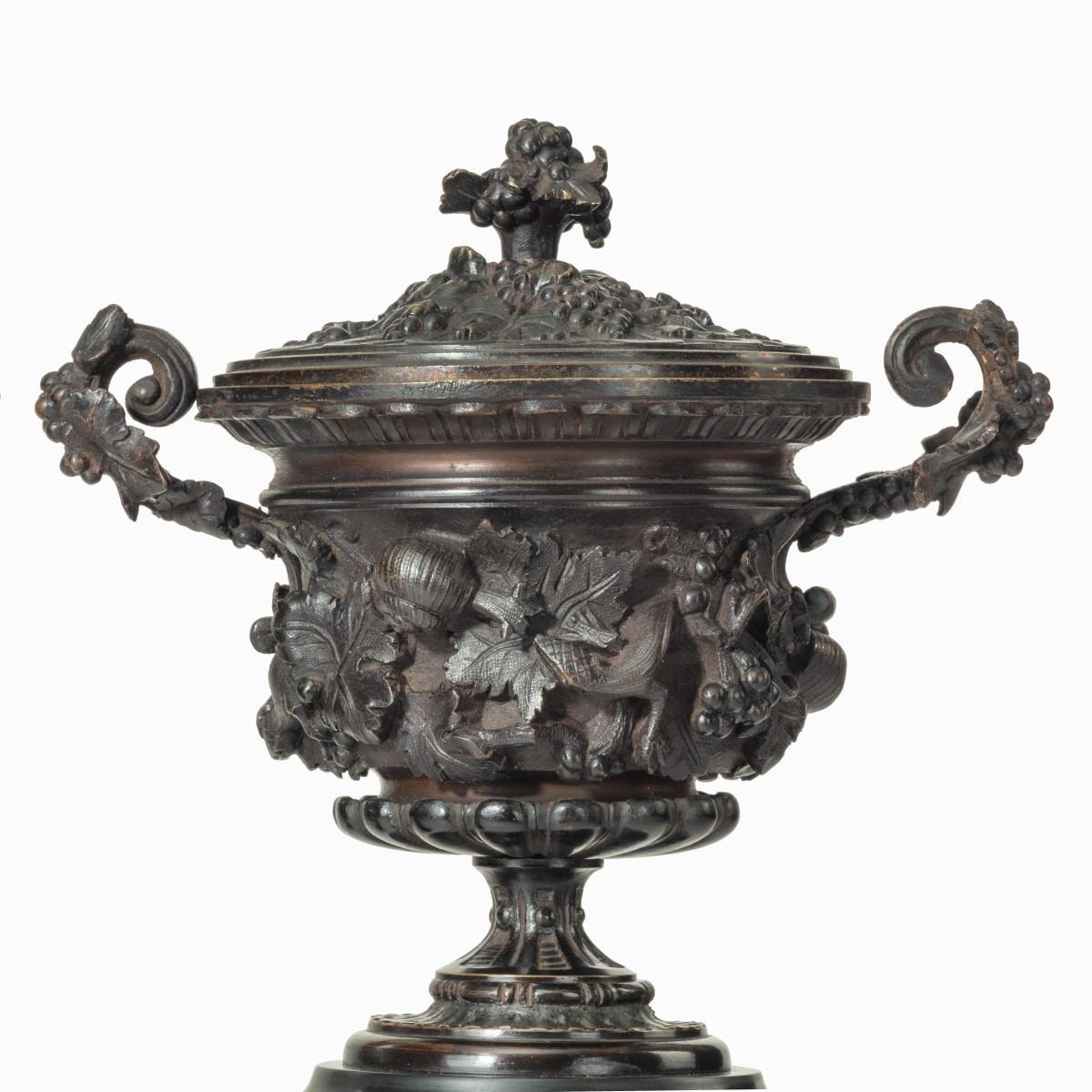 Una bella coppia di urne o vasi in bronzo e relativi coperchi, 1870 ca. in vendita 2