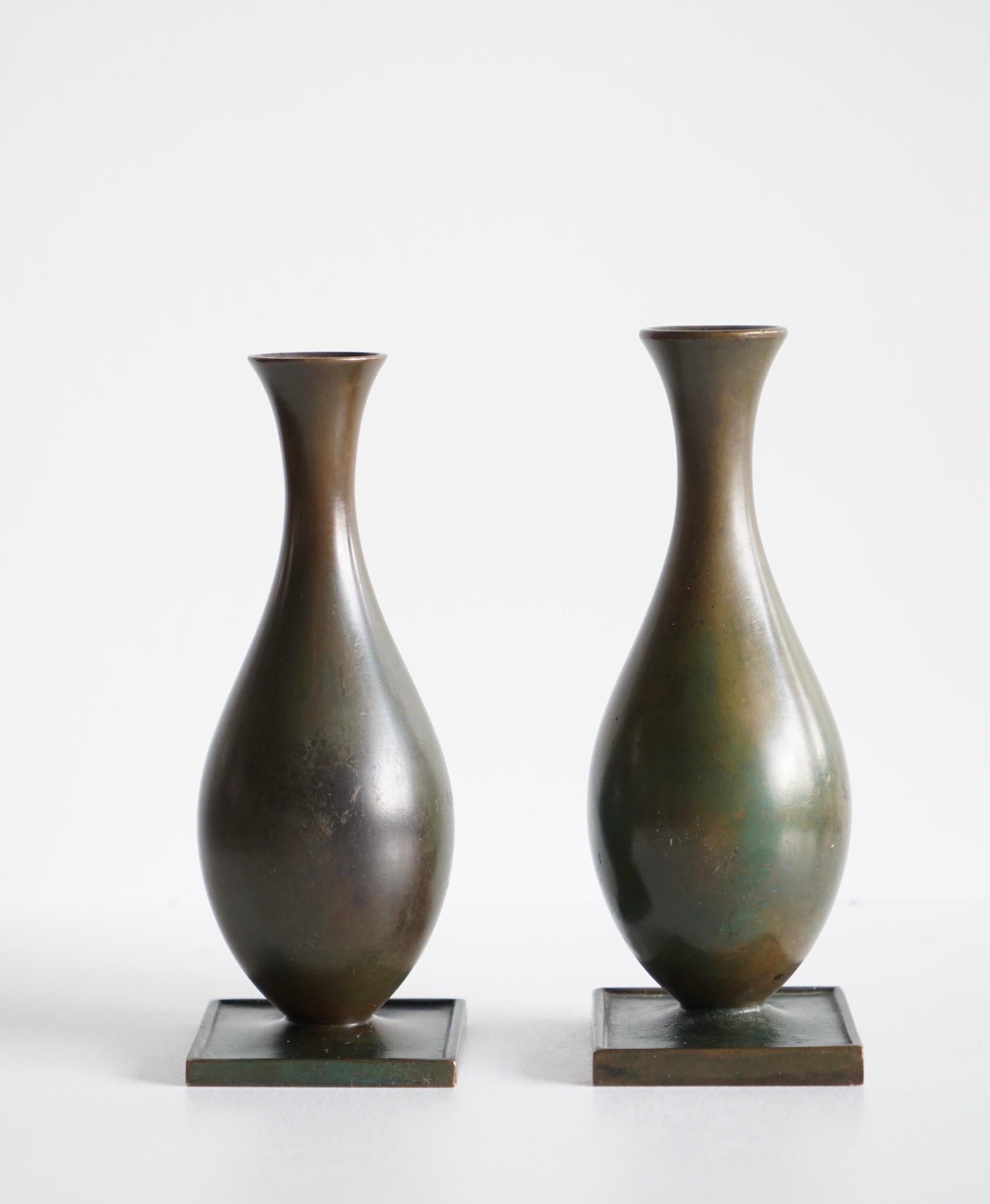 Scandinavo moderno Coppia di vasi in bronzo di Just Andersen. in vendita