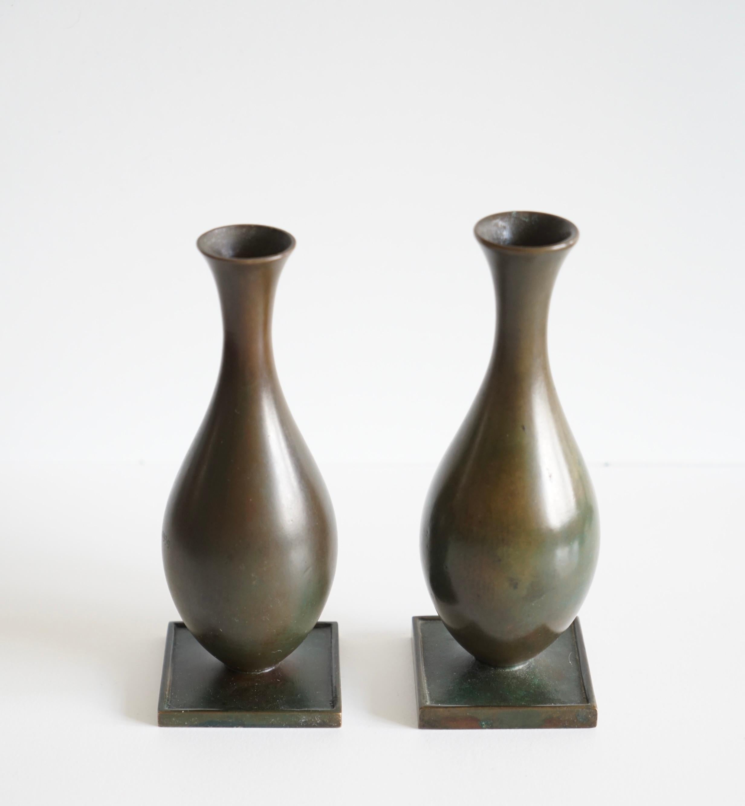 Danese Coppia di vasi in bronzo di Just Andersen. in vendita