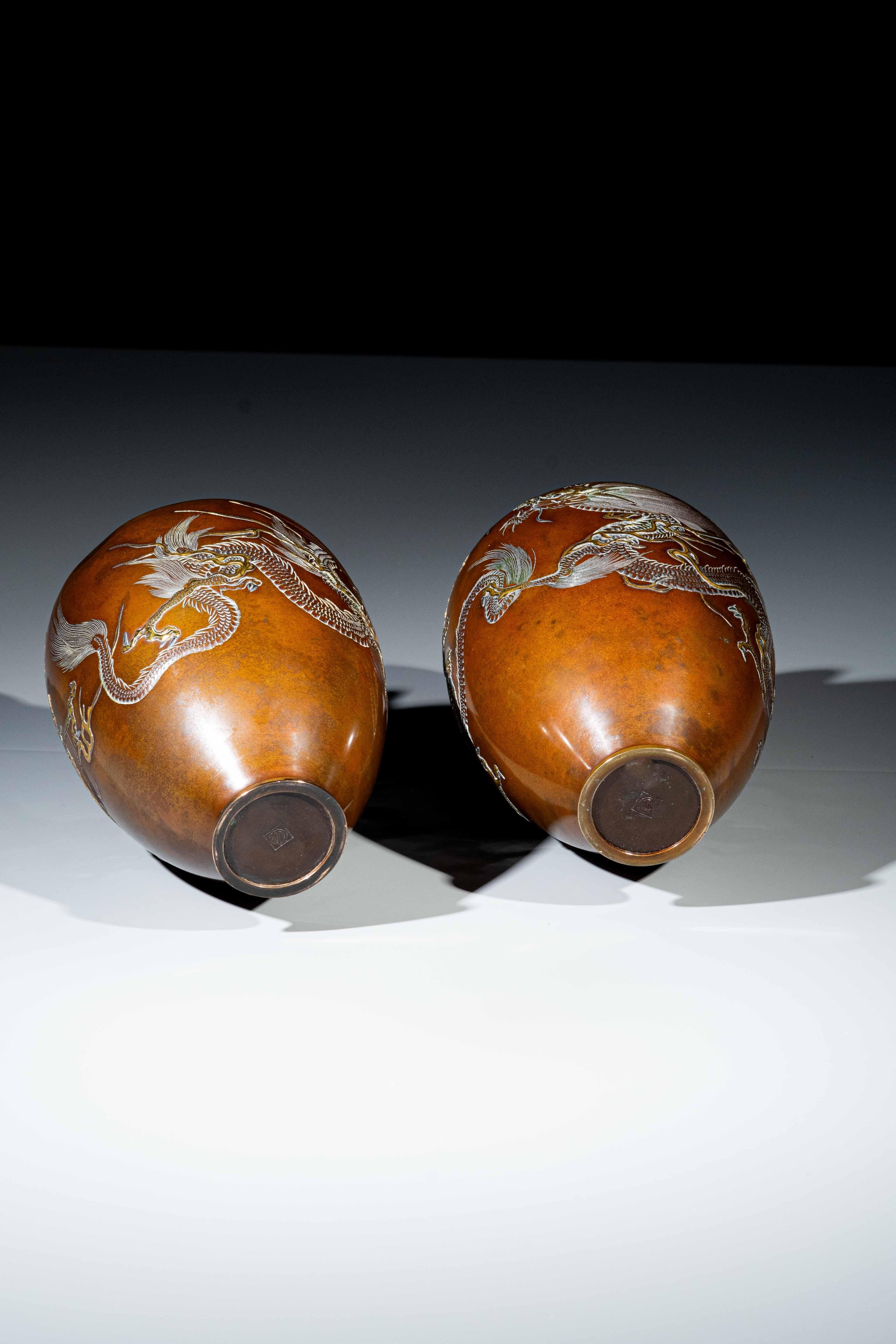 A pair of bronze vases depicting two dragons marked Nogawa Company im Angebot 3