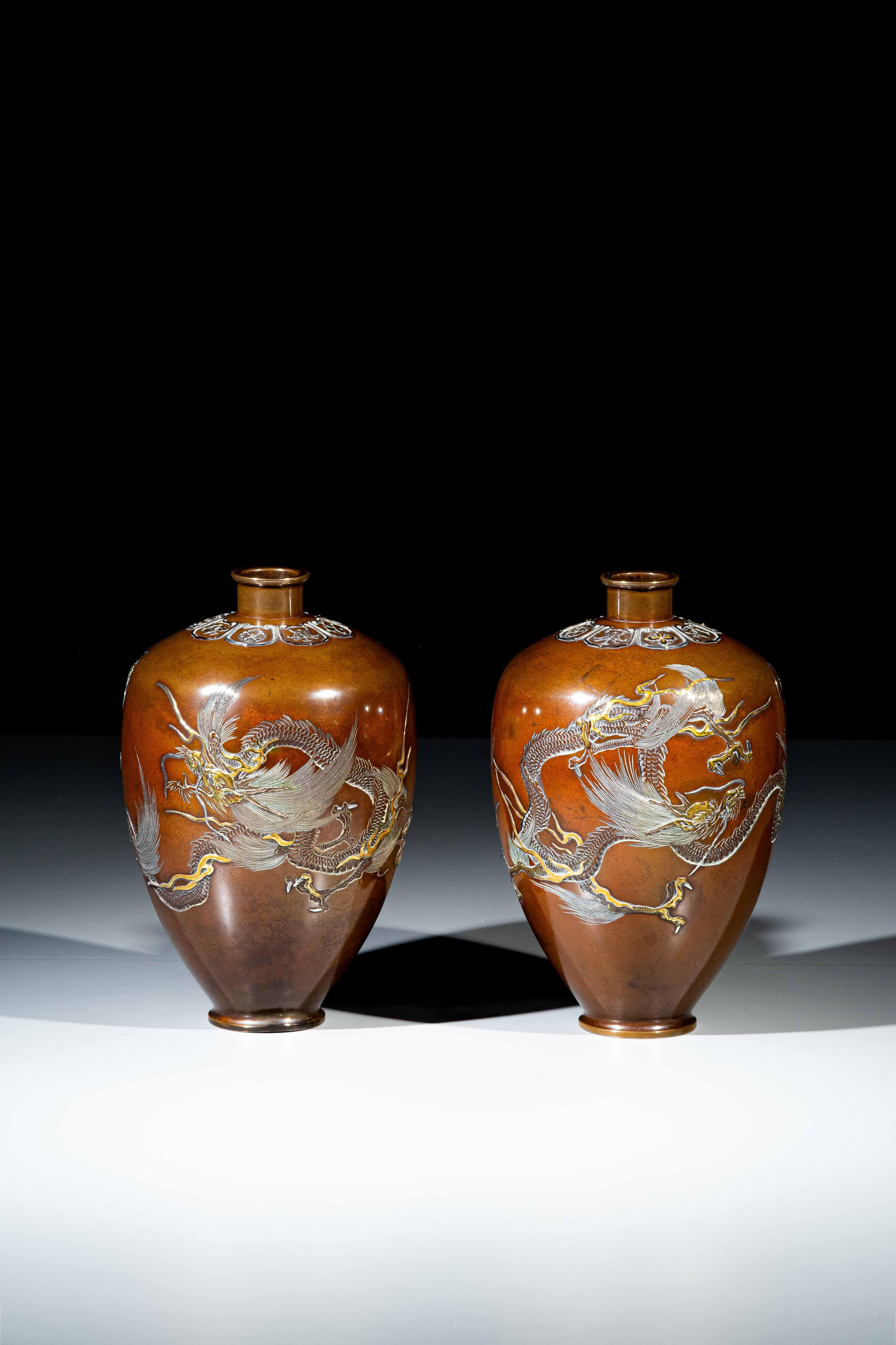 A pair of bronze vases depicting two dragons marked Nogawa Company (Japanese) im Angebot