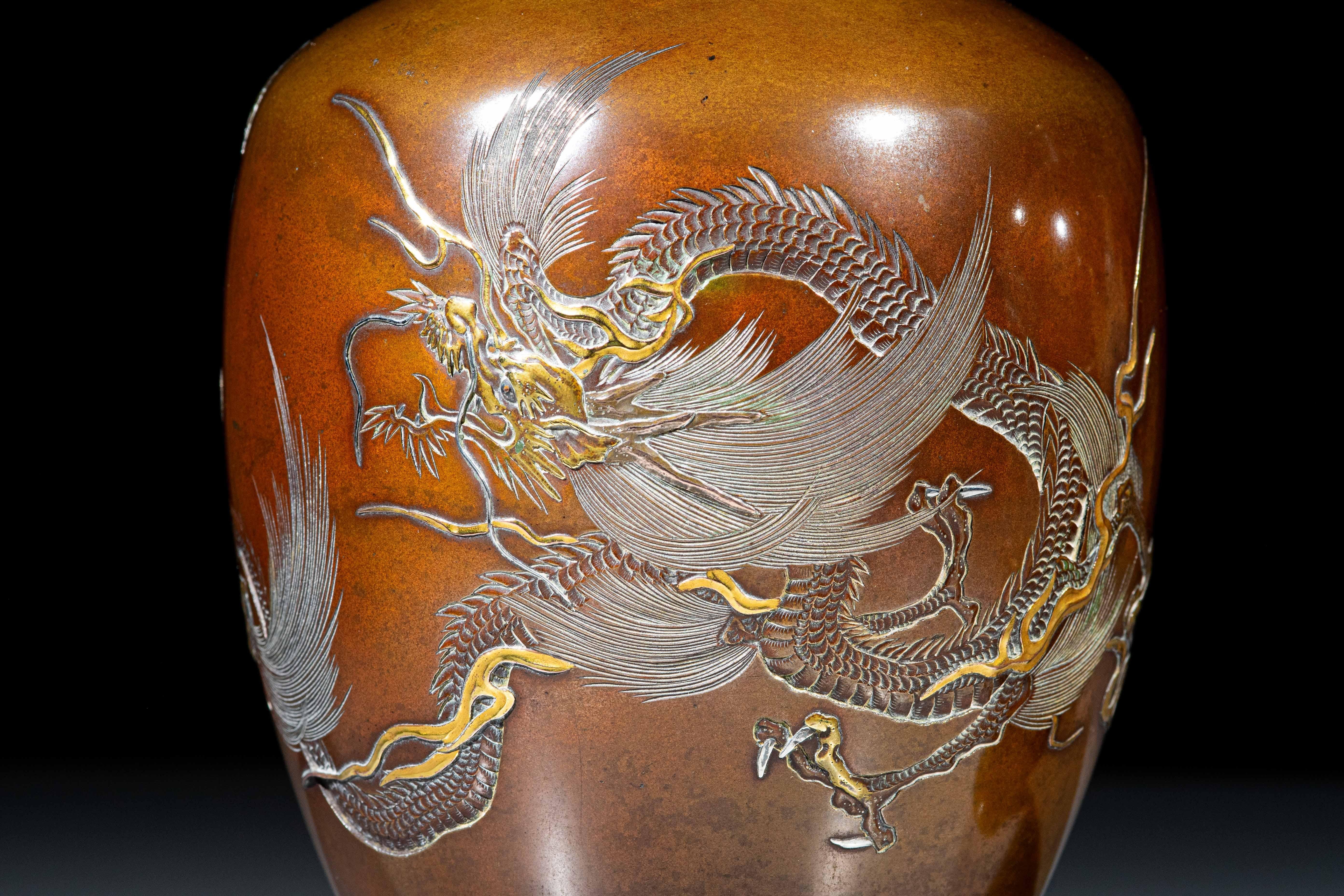 A pair of bronze vases depicting two dragons marked Nogawa Company (Metallarbeit) im Angebot