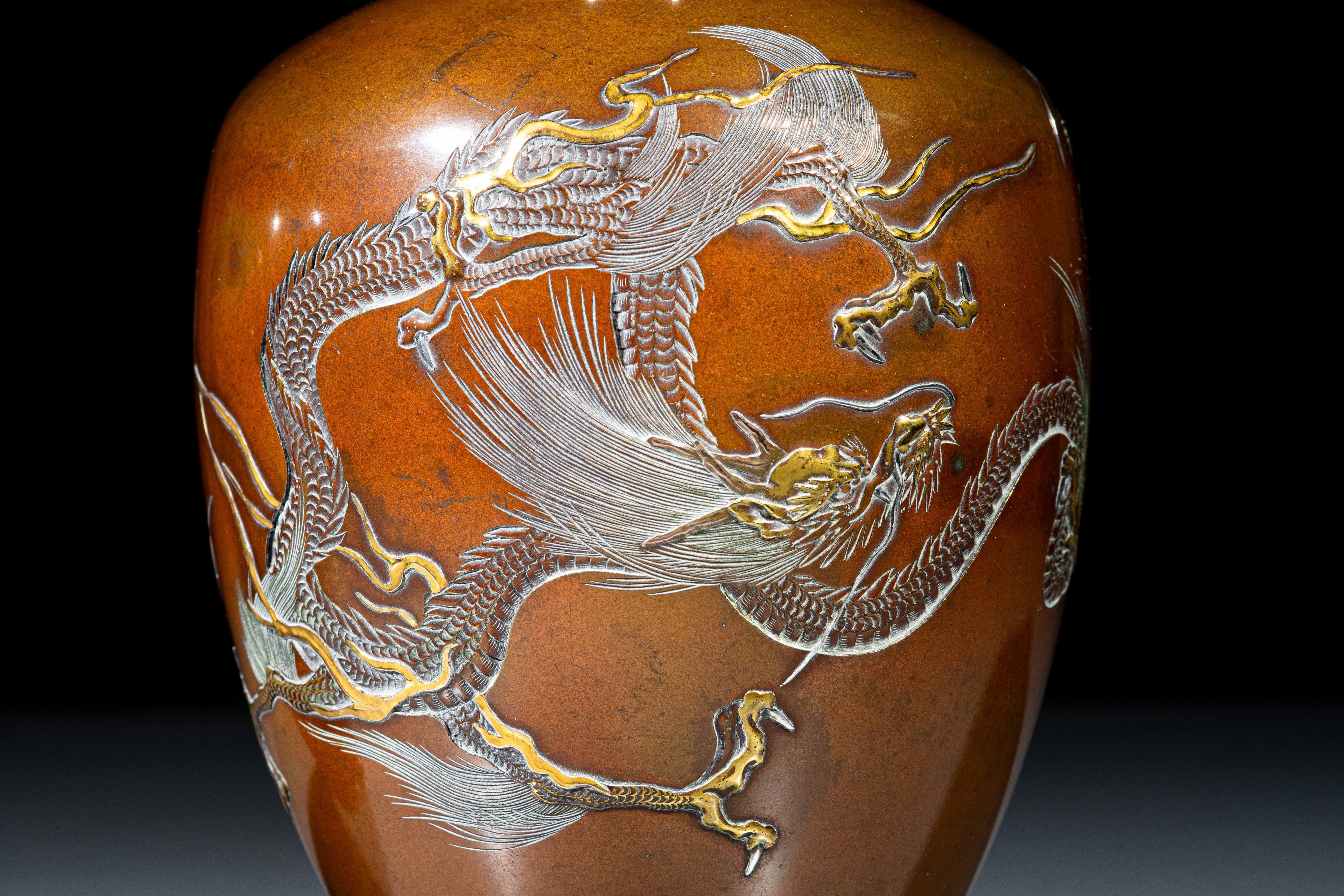 A pair of bronze vases depicting two dragons marked Nogawa Company im Zustand „Hervorragend“ im Angebot in Milano, IT