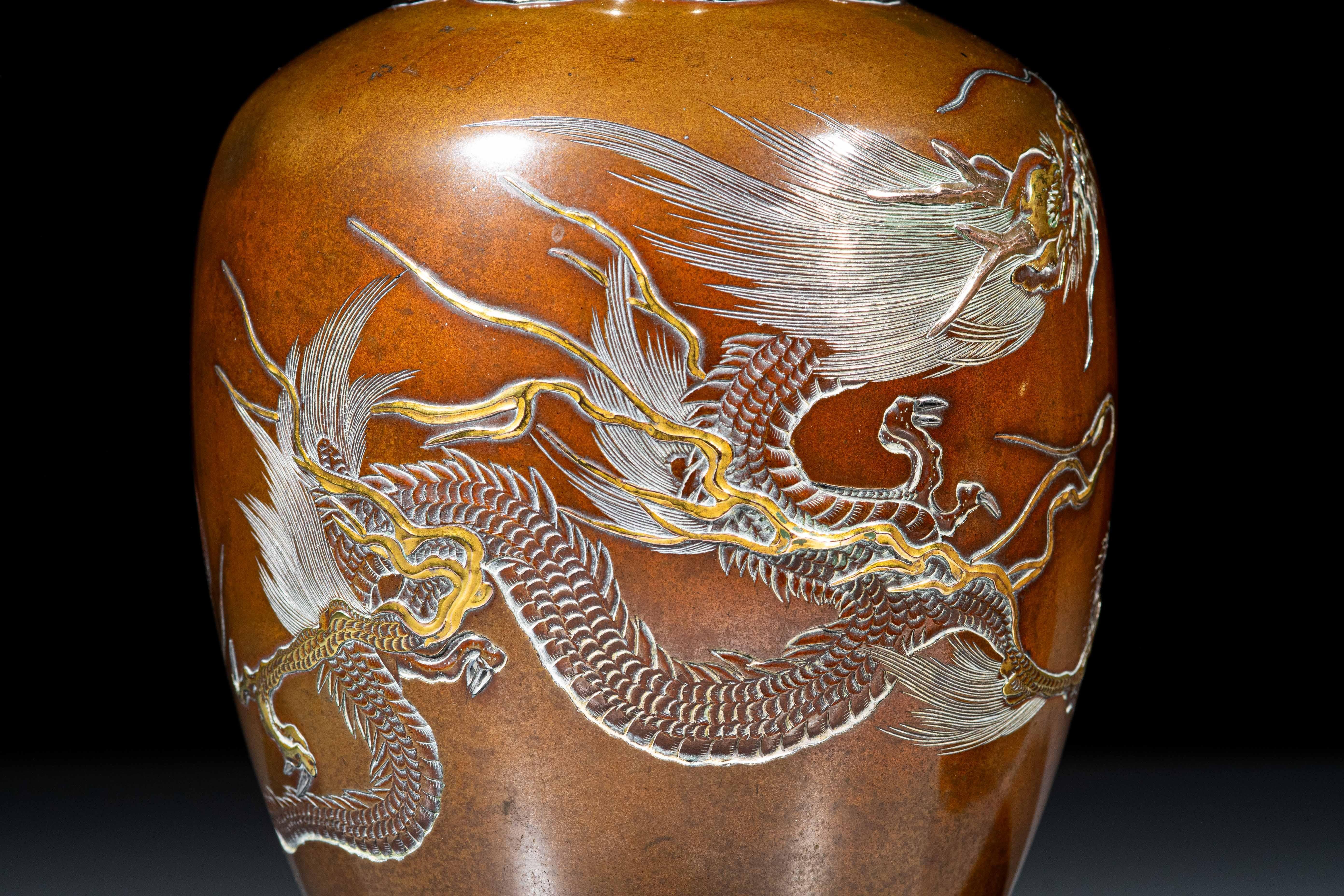 A pair of bronze vases depicting two dragons marked Nogawa Company (19th Century) im Angebot