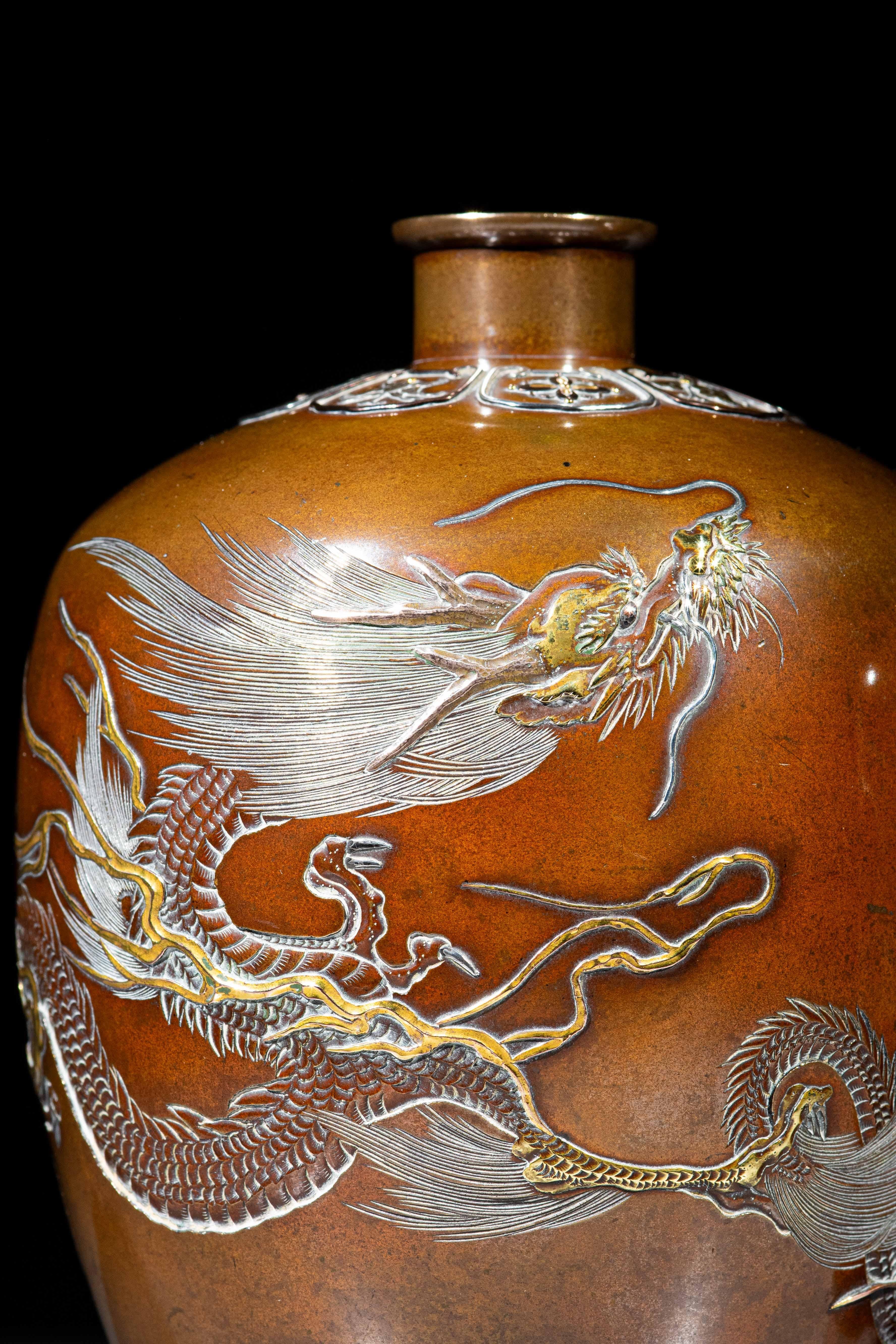 A pair of bronze vases depicting two dragons marked Nogawa Company (Bronze) im Angebot