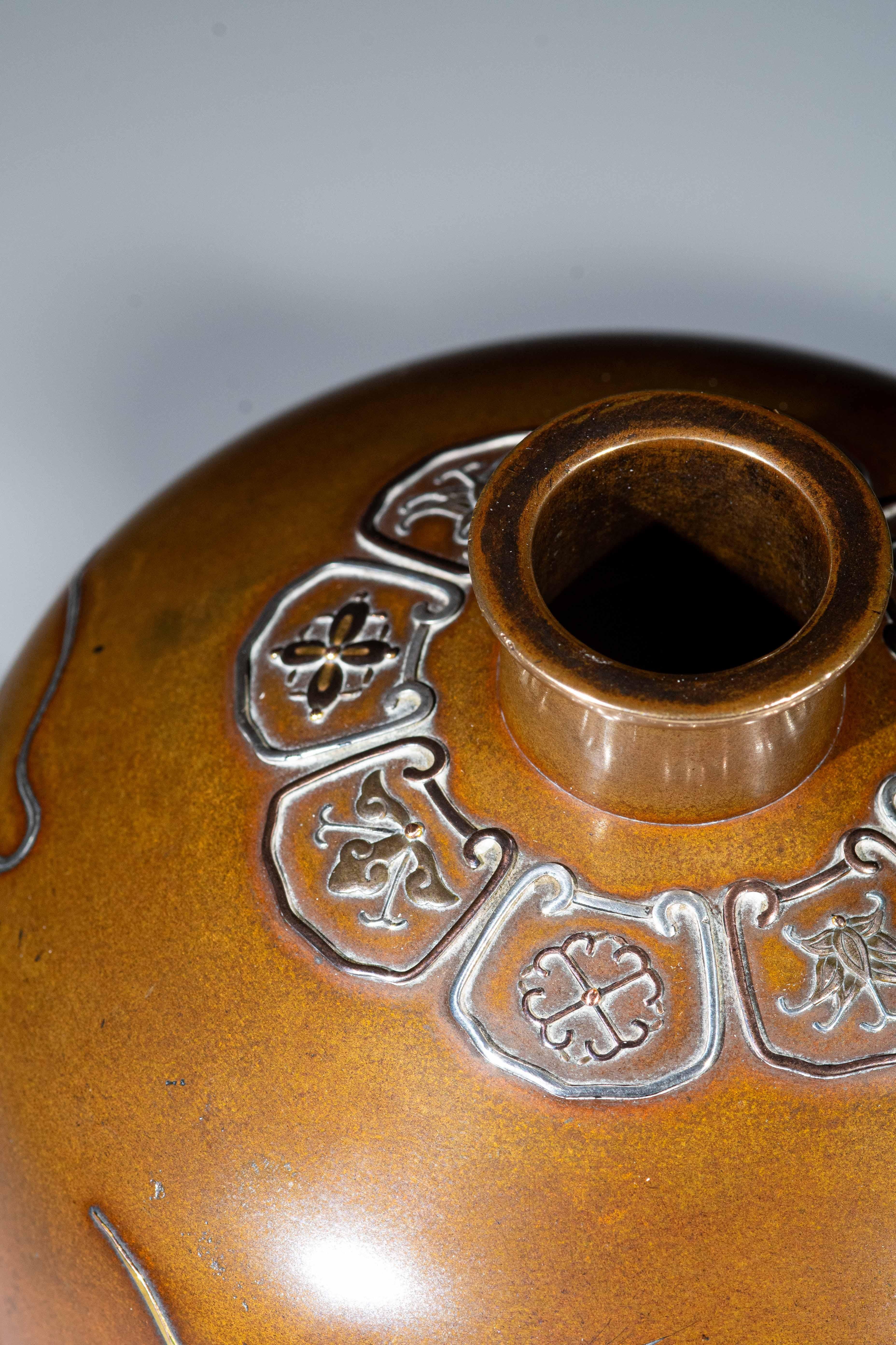 A pair of bronze vases depicting two dragons marked Nogawa Company im Angebot 1
