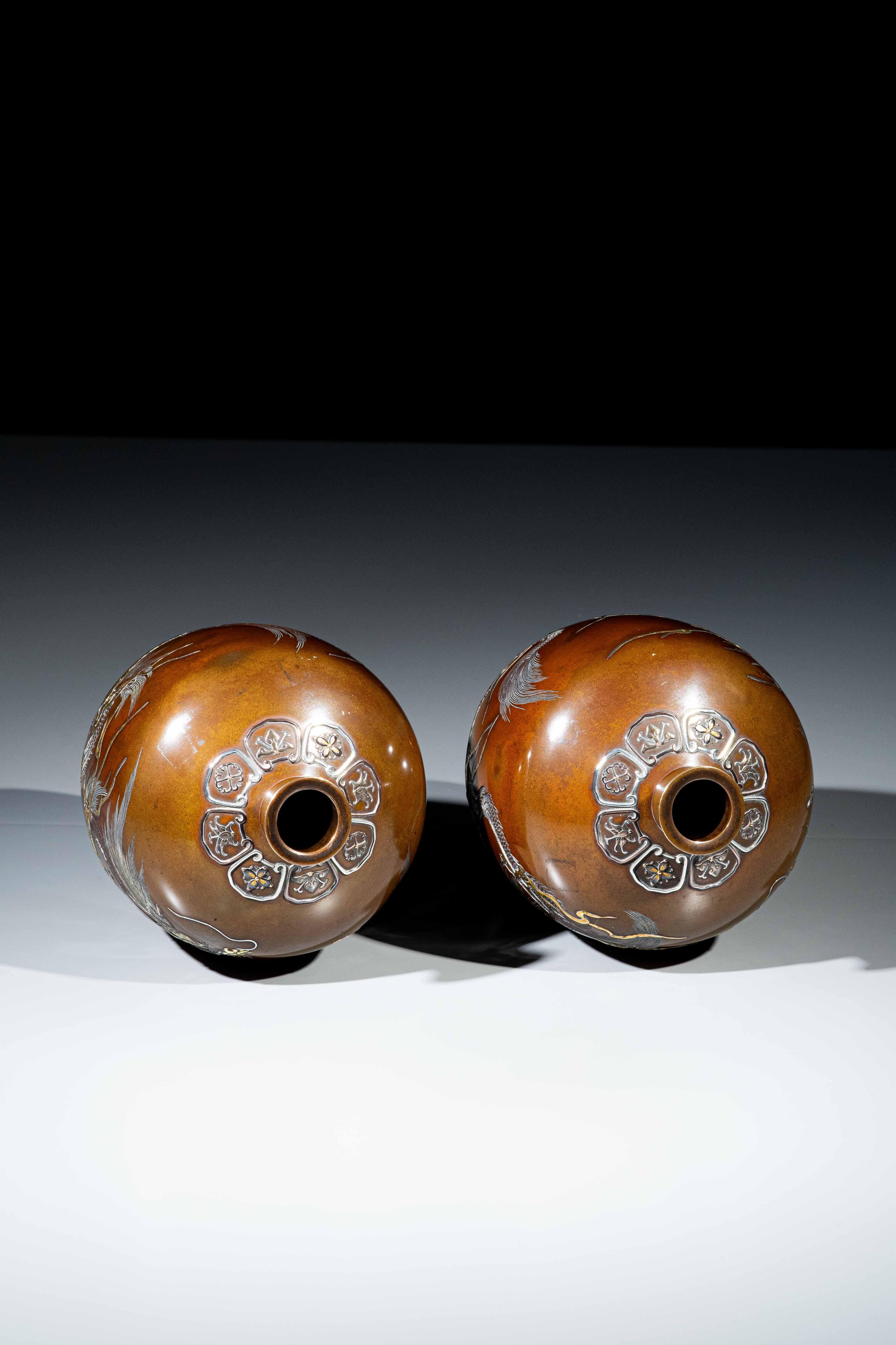 A pair of bronze vases depicting two dragons marked Nogawa Company im Angebot 2
