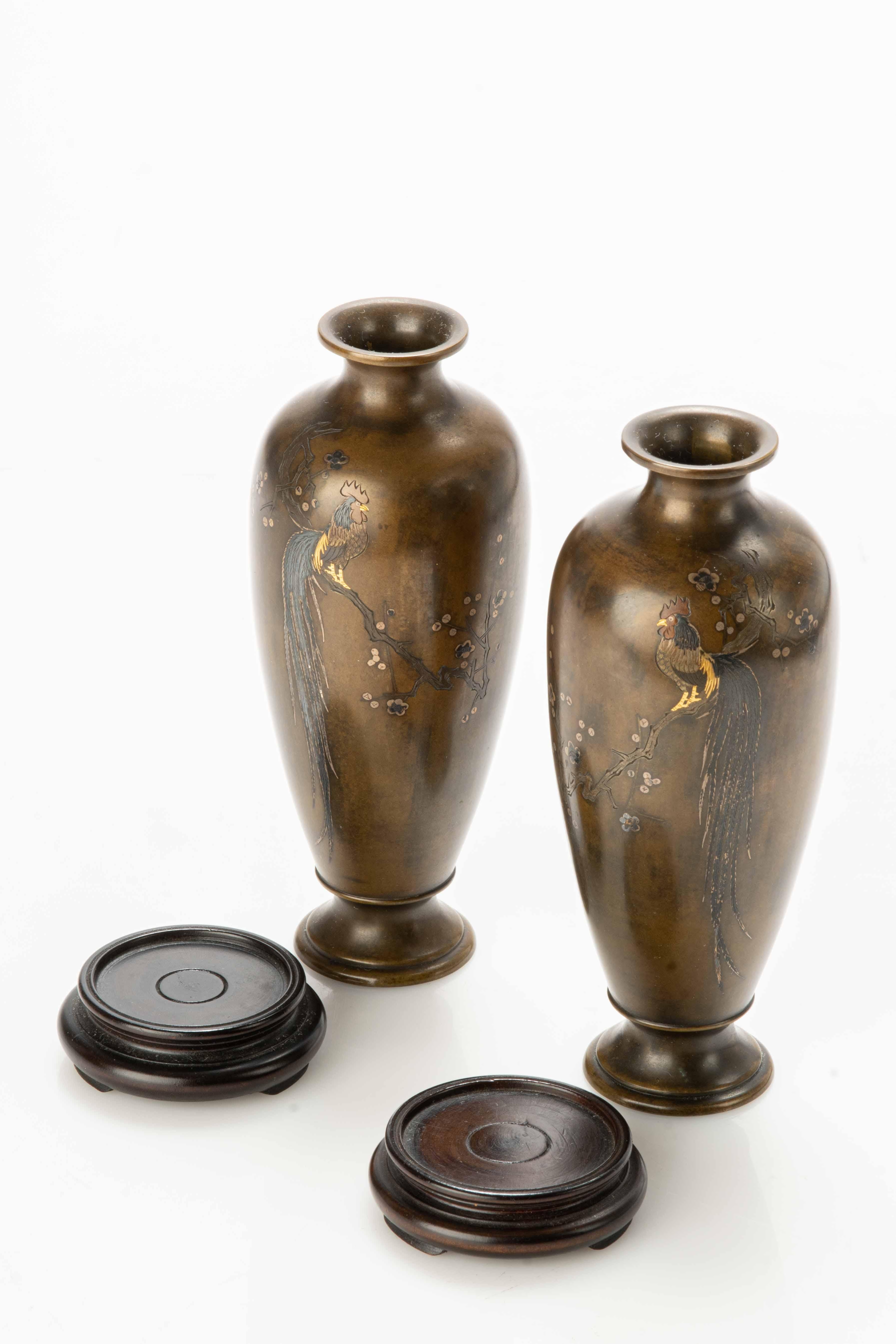 A pair of bronze vases with Onagadori roosters For Sale 2