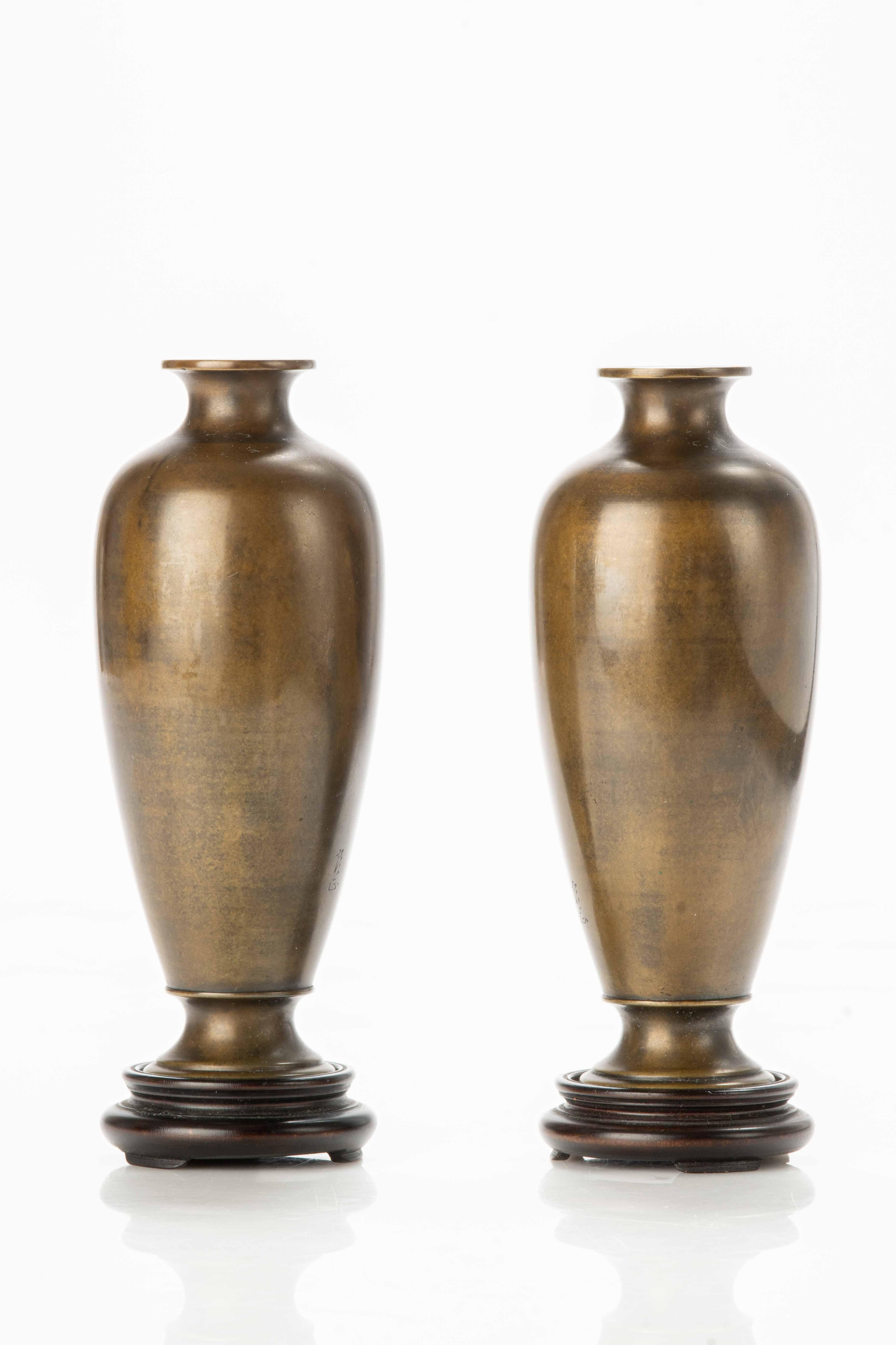 Japonisme A pair of bronze vases with Onagadori roosters For Sale