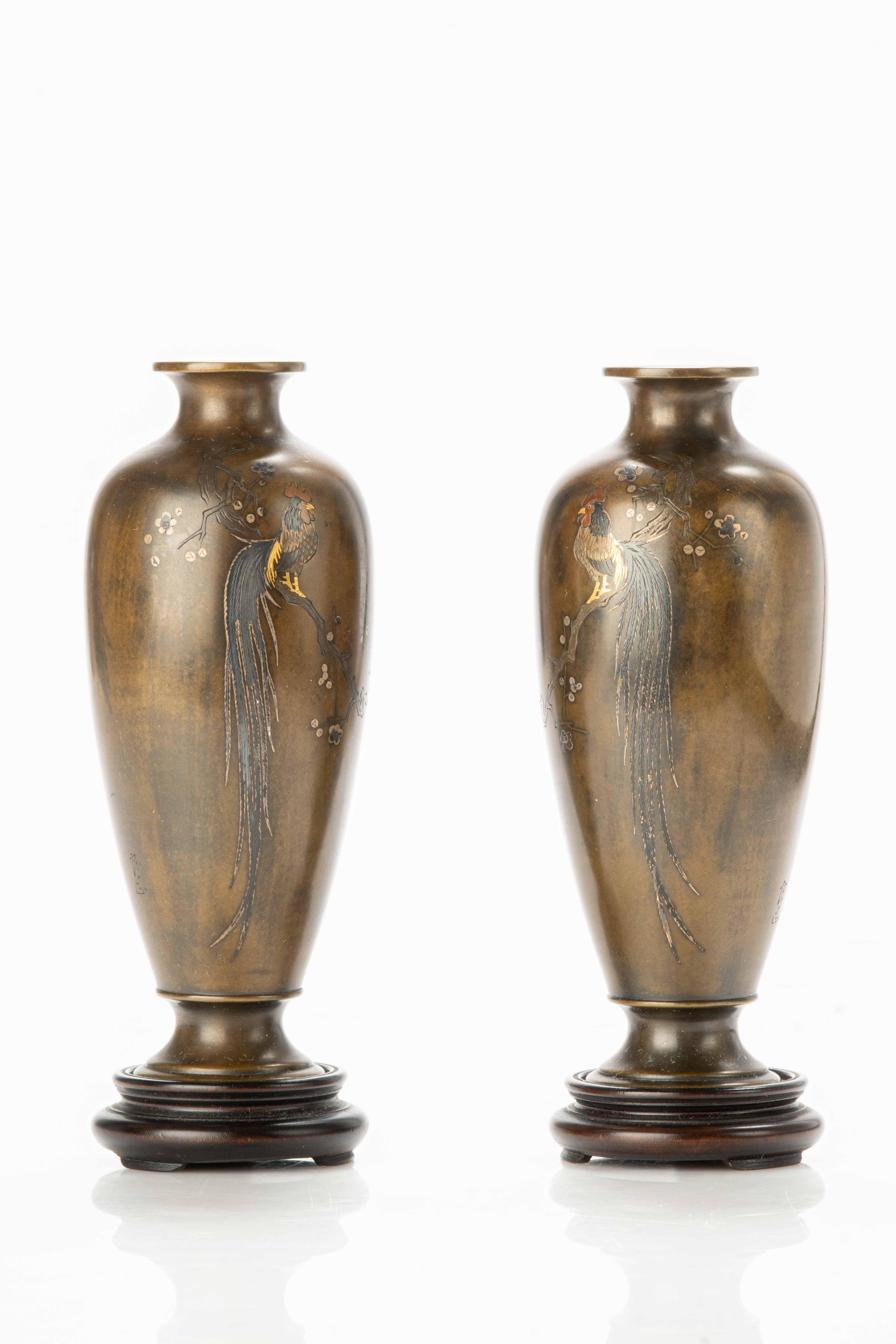 Japanese A pair of bronze vases with Onagadori roosters For Sale