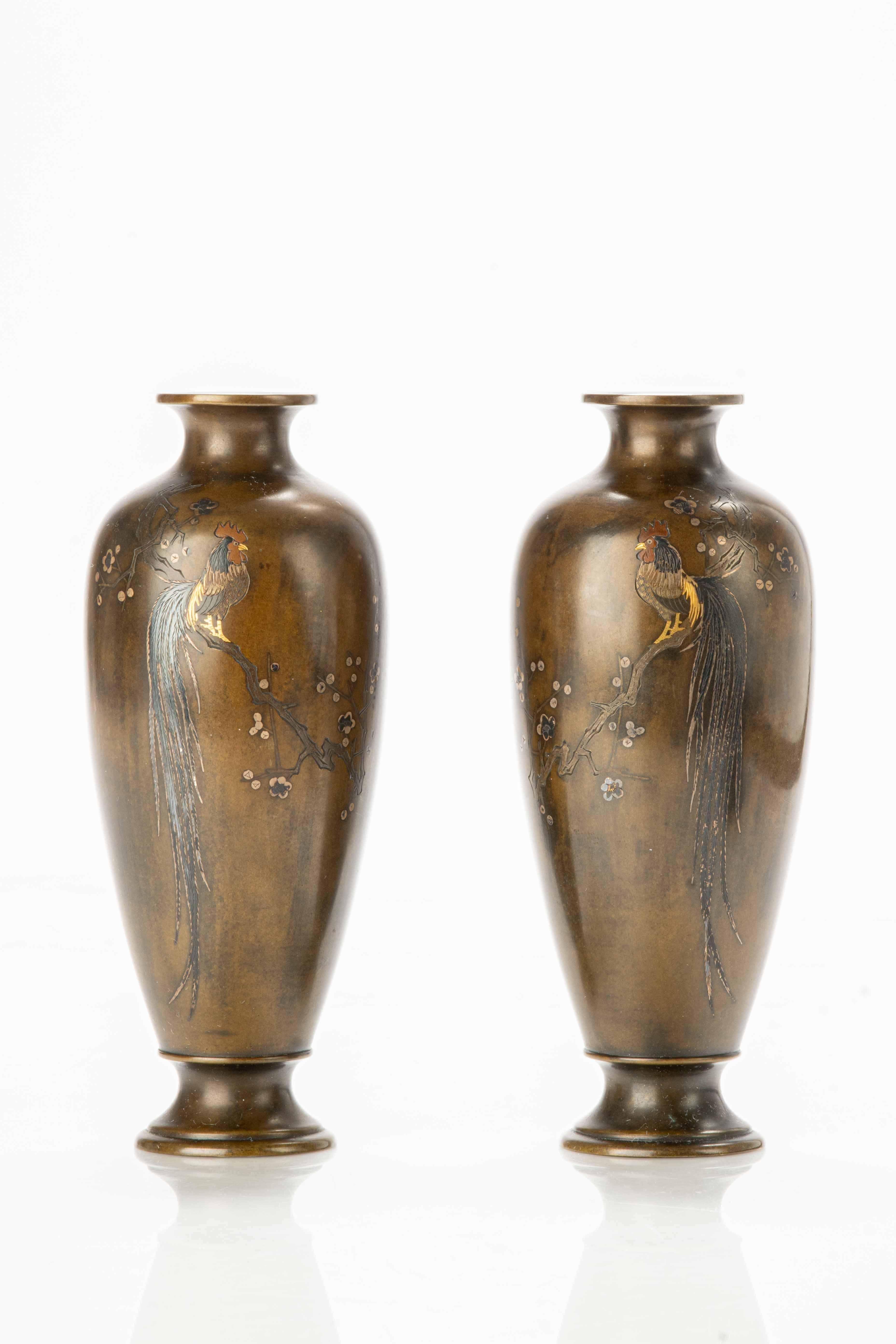 Inlay A pair of bronze vases with Onagadori roosters For Sale
