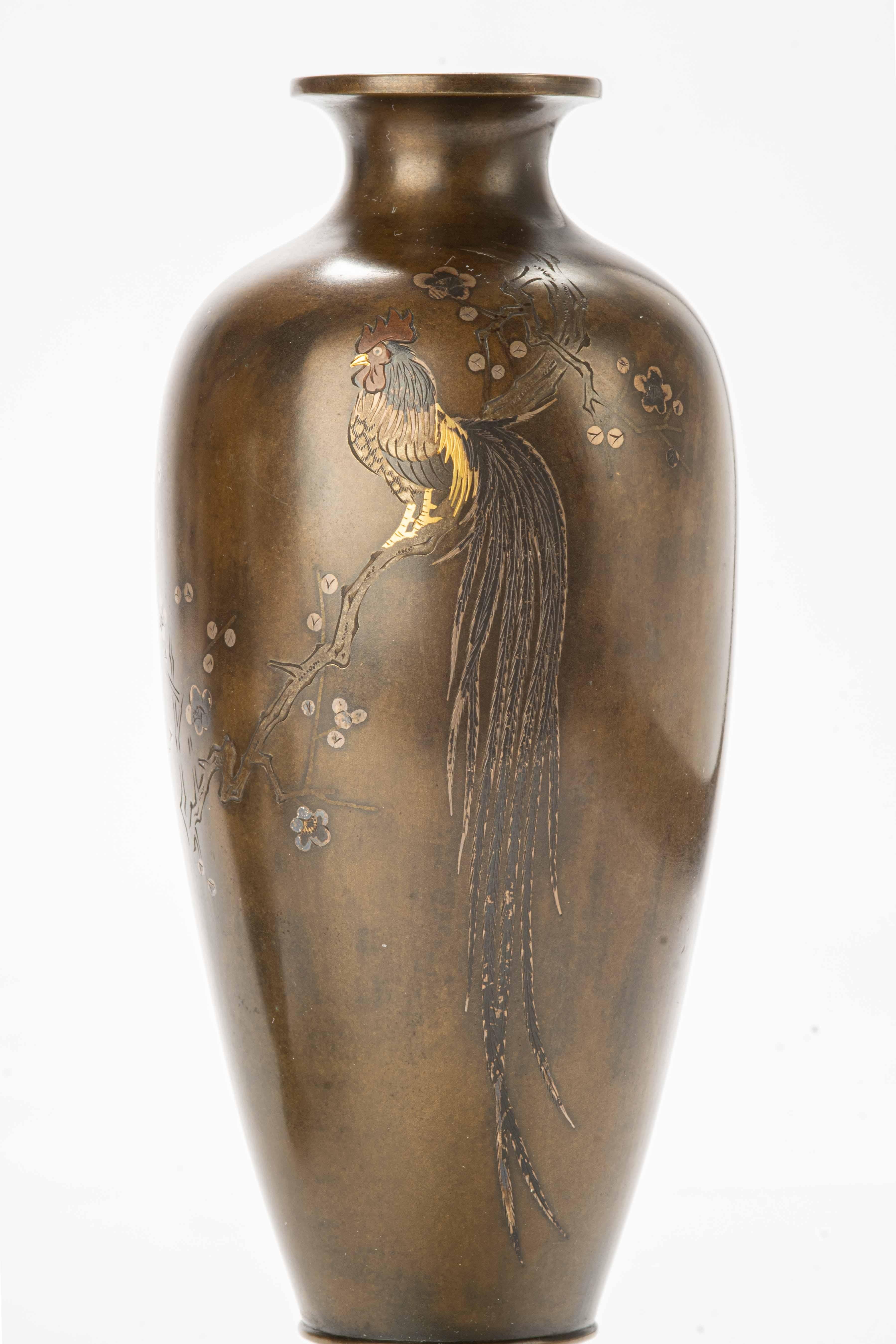 A pair of bronze vases with Onagadori roosters In Excellent Condition For Sale In Milano, IT