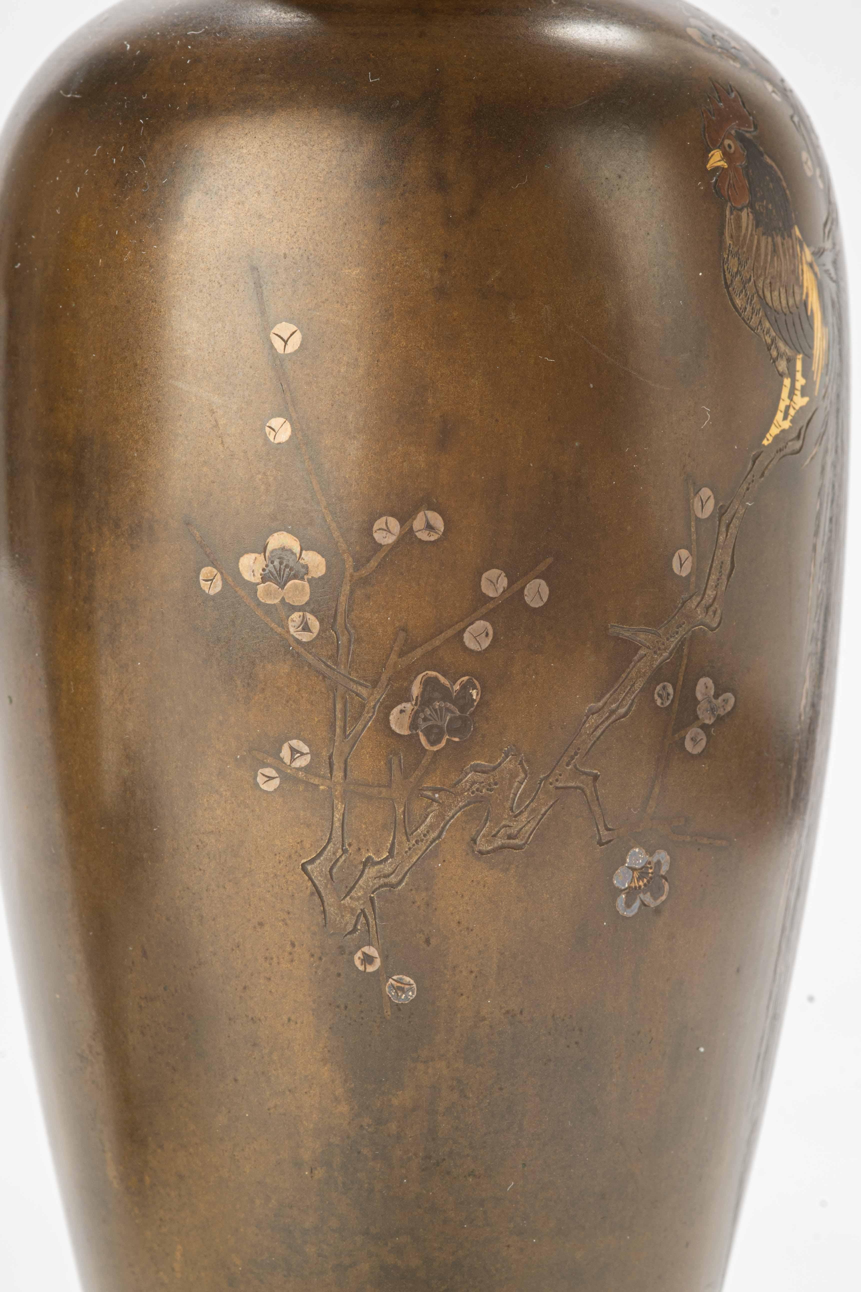 Bronze A pair of bronze vases with Onagadori roosters For Sale
