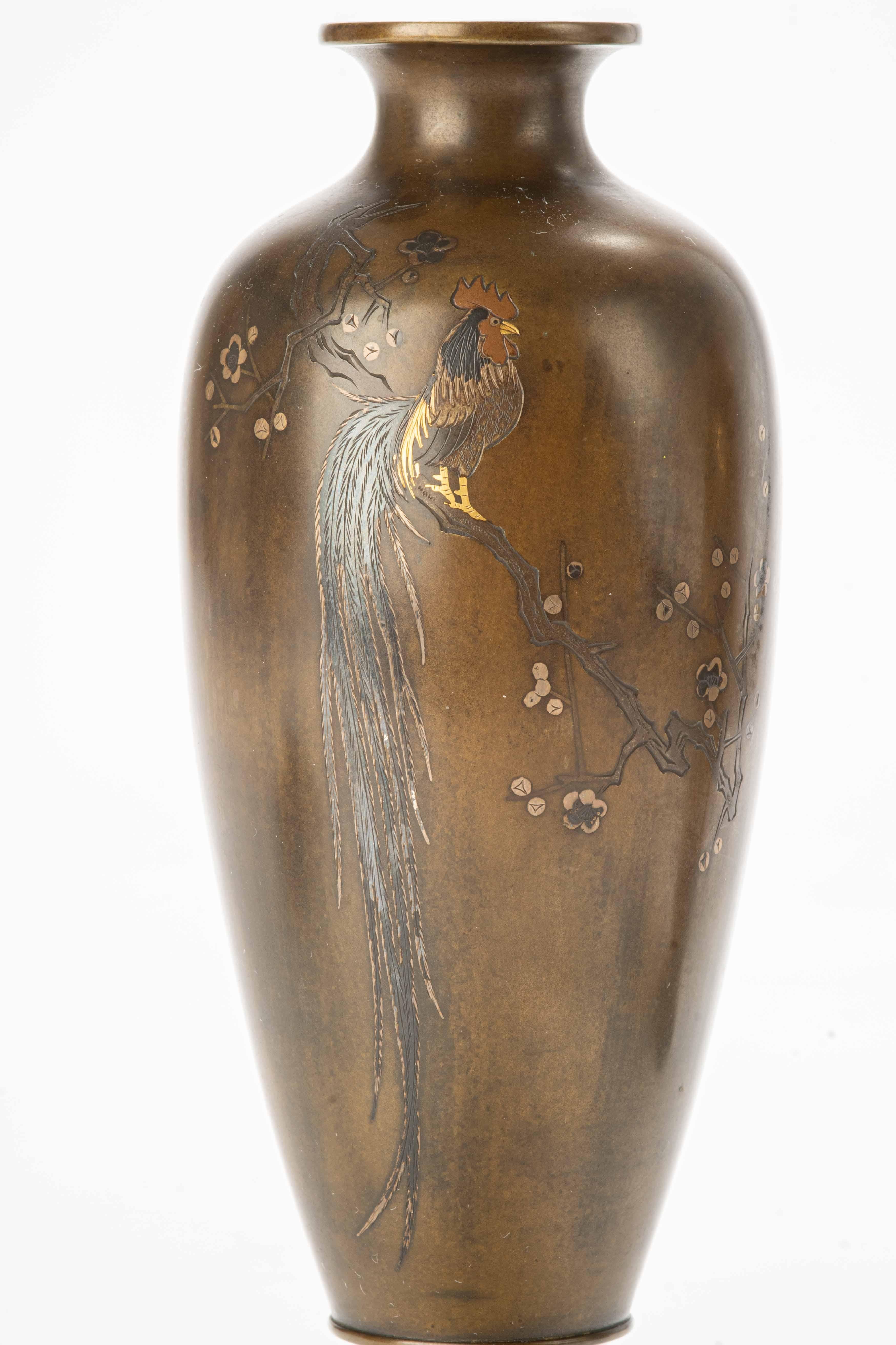 A pair of bronze vases with Onagadori roosters For Sale 1