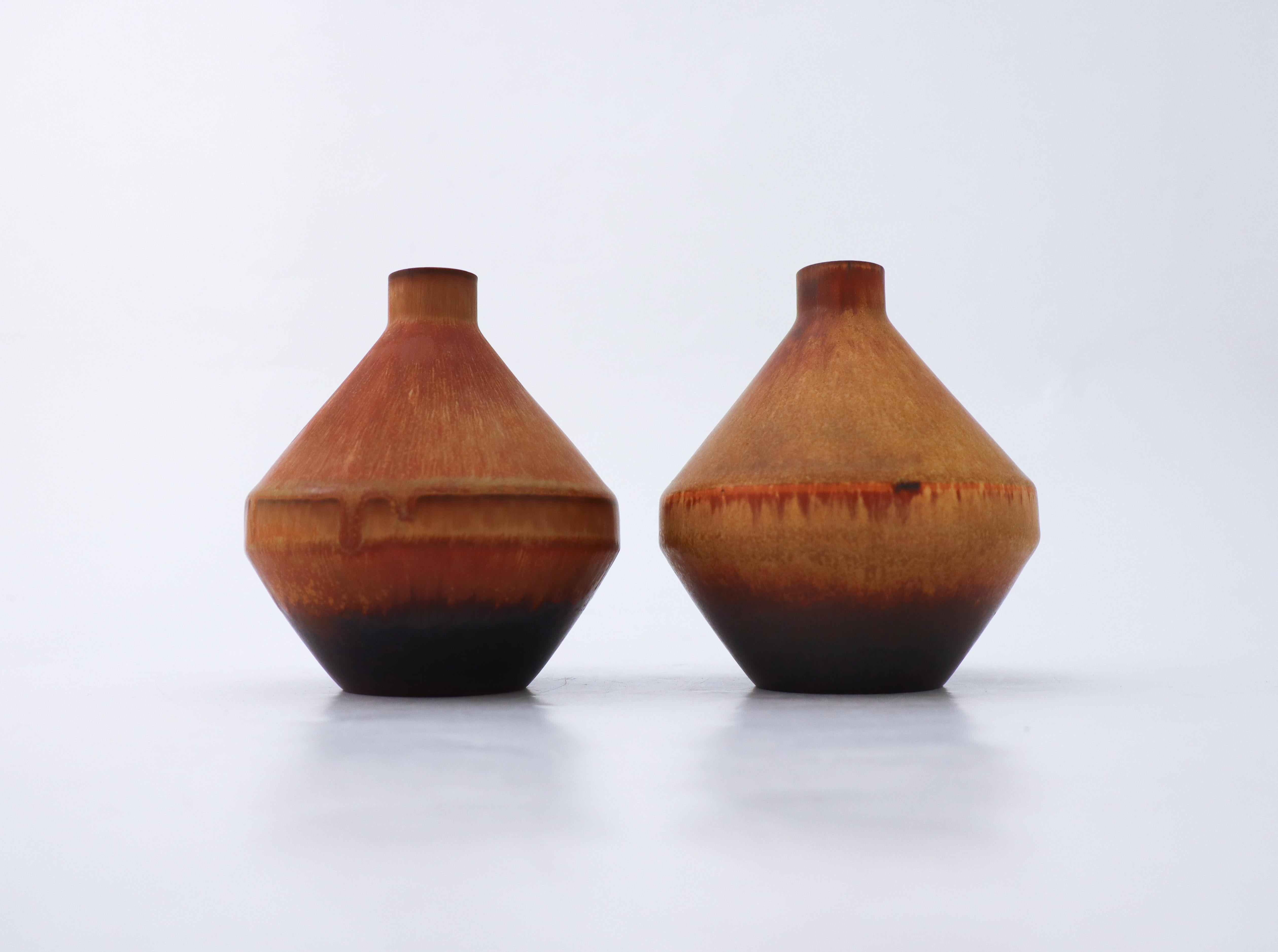 Une paire de jolis vases bruns conçus par Carl-Harry Stålhane au milieu du 20e siècle chez Rörstrand. Les vases mesurent 11 cm de haut et 10,5 cm de diamètre. Ils sont tous deux marqués comme étant de 2ème qualité mais sont en excellent état à