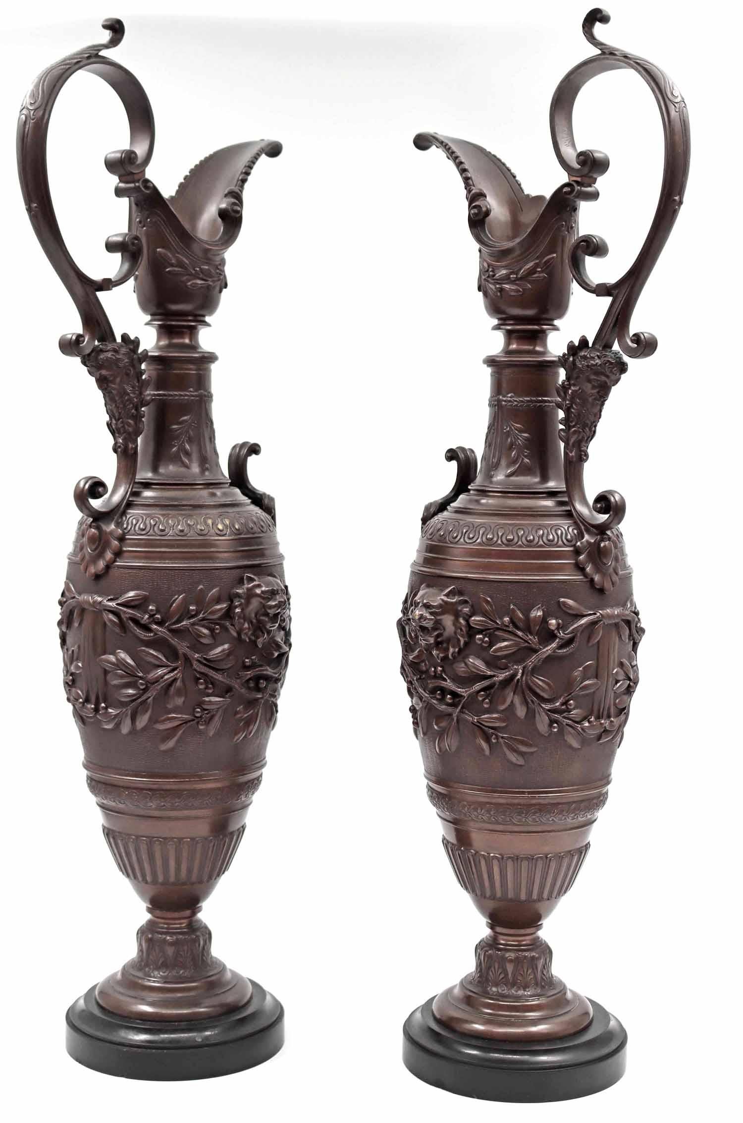 A pair of brown patinated bronze ewers with black marble base, Napoleon III period, 19th century. Great decoration.
Measures: H: 66 cm, W: 24 cm, D: 15 cm.
