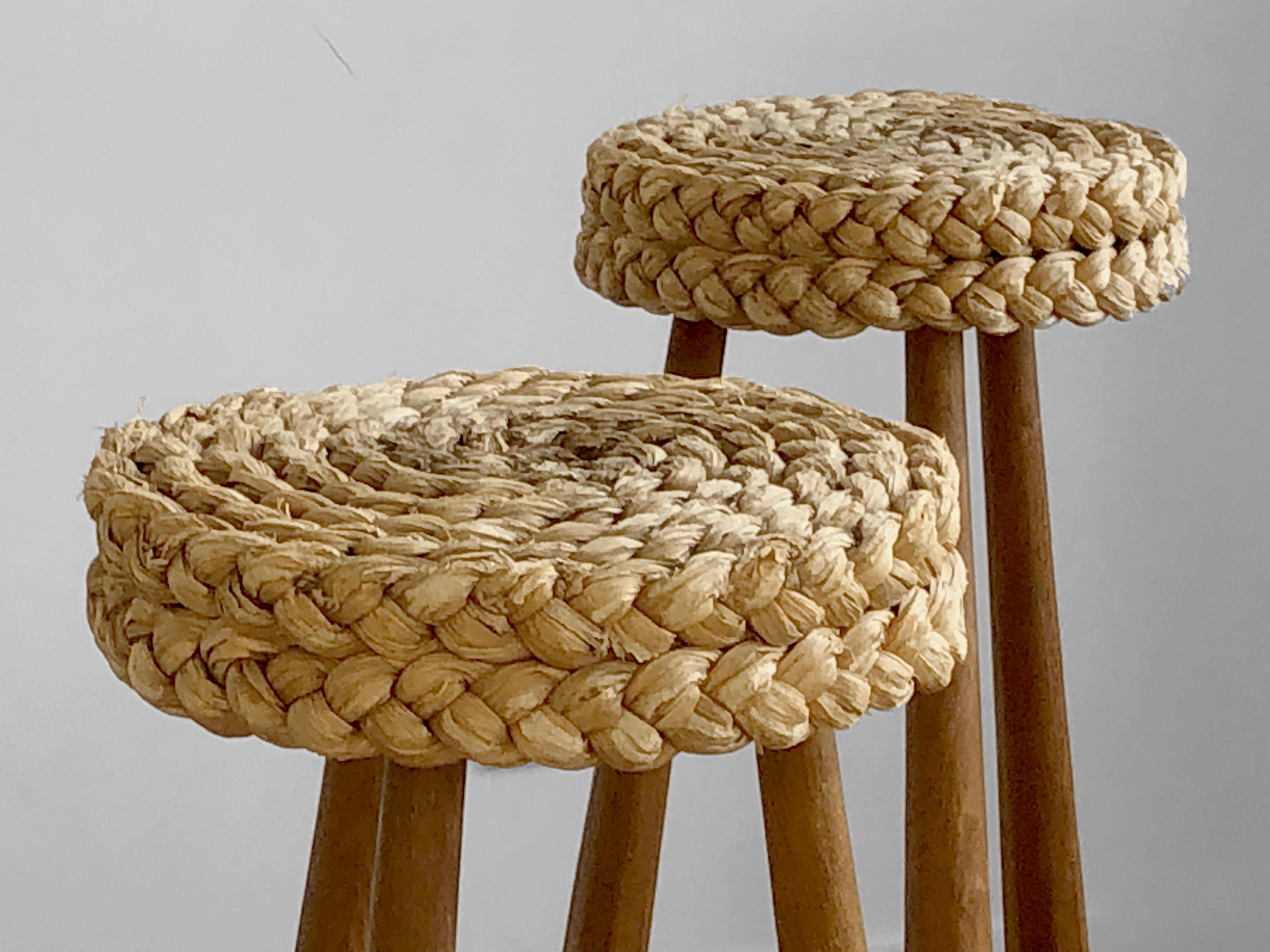 A beautiful and sculptural pair of tripod high stools or bat stools, massive handmade elm structures, sensual lines, circular thick rope seating areas, Modernist, Forme Libre, Brutalist, Folk Art, by Adrien Audoux & Frida Minnet, France, 1950.
