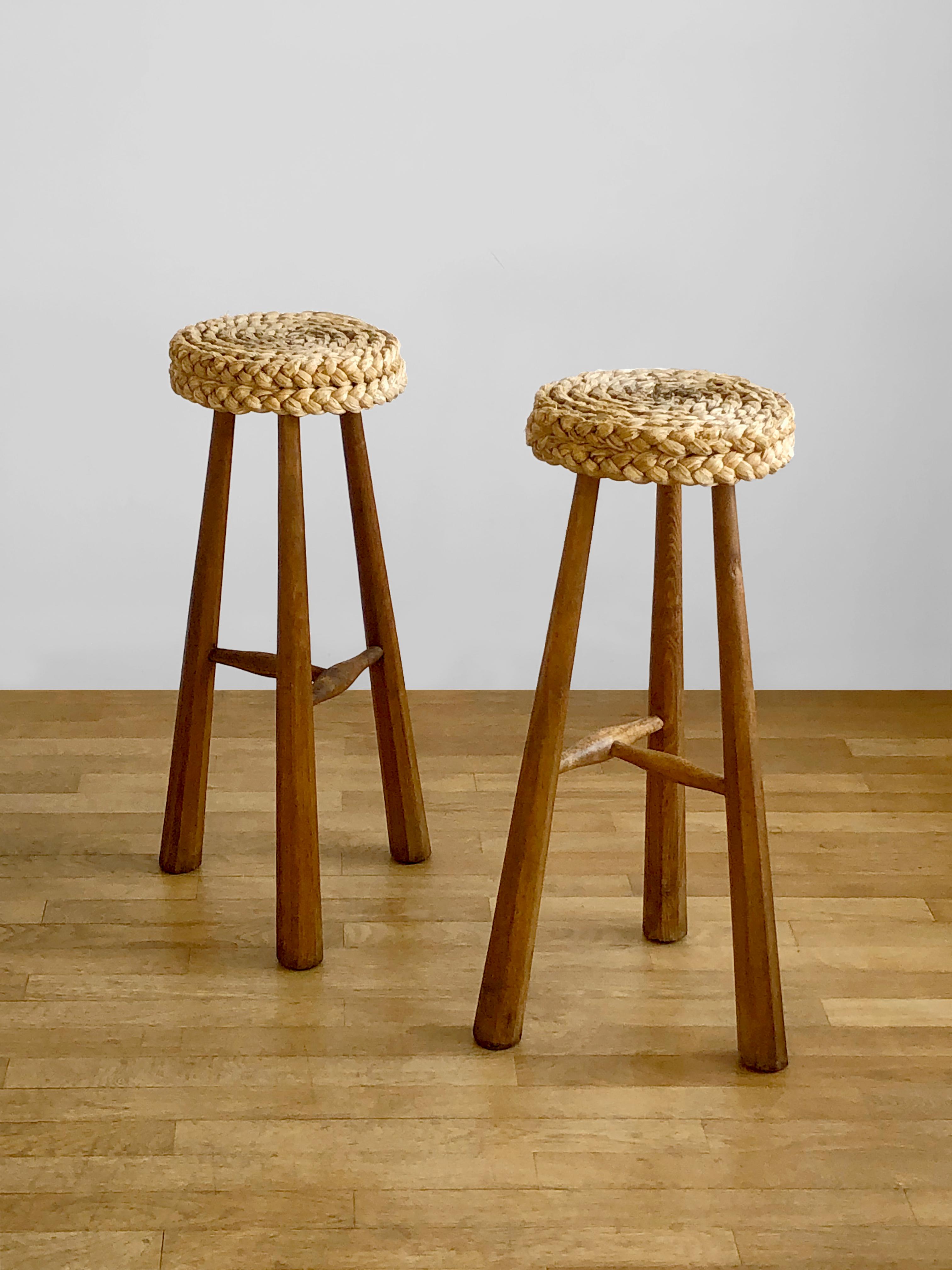 A PAIR OF BRUTALIST BAR STOOLS by AUDOUX-MINNET, France, 1950 In Good Condition For Sale In PARIS, FR