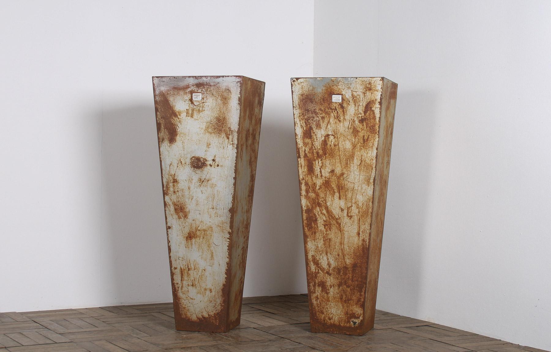 Pareja de jardineras industriales brutalistas de metal con pátina de óxido de Poggen Pohl finales del siglo XX en venta