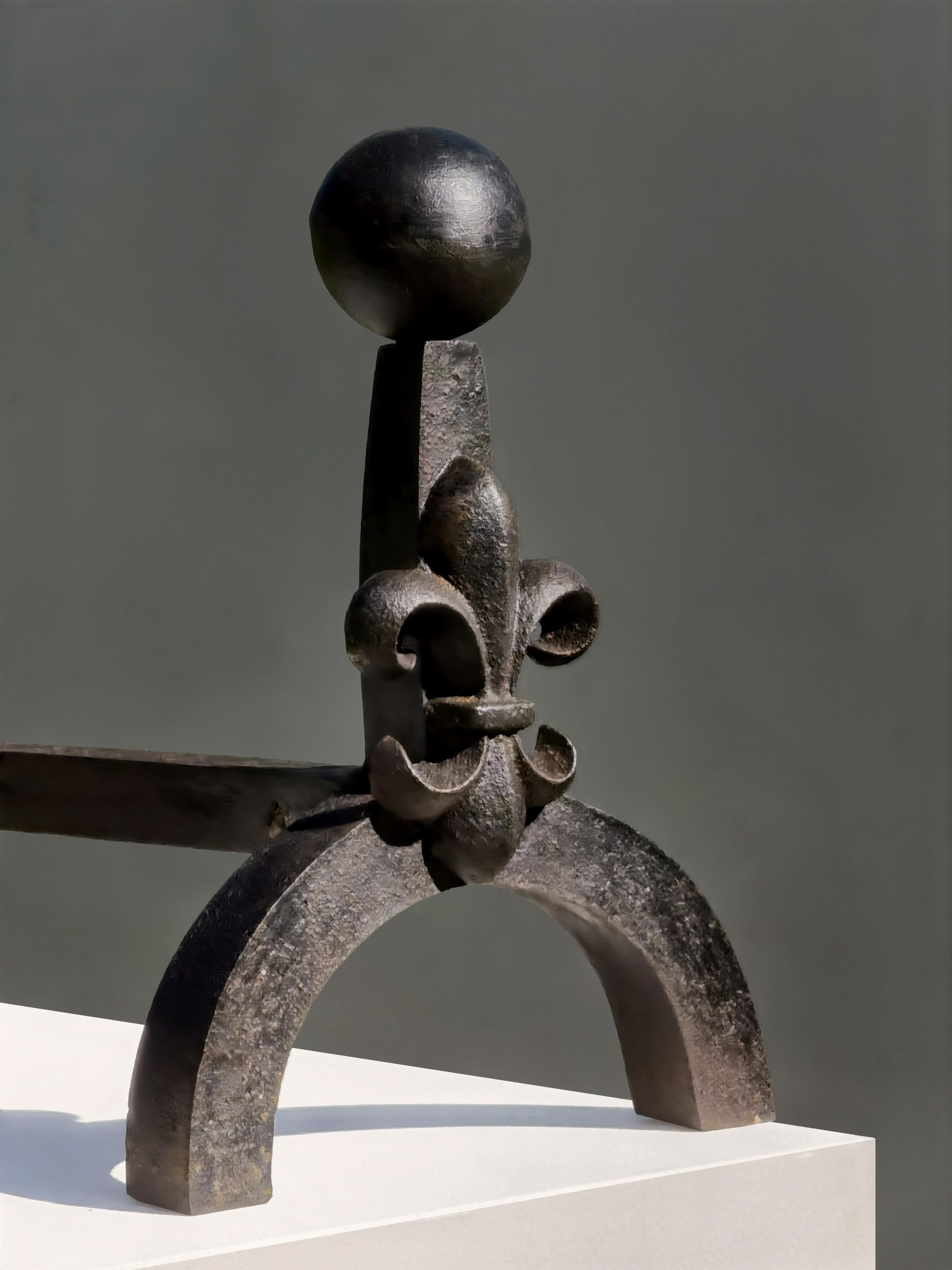 Paire d'ANDIRONS en fer forgé de style néoclassique brutaliste, France 1970 Bon état - En vente à PARIS, FR