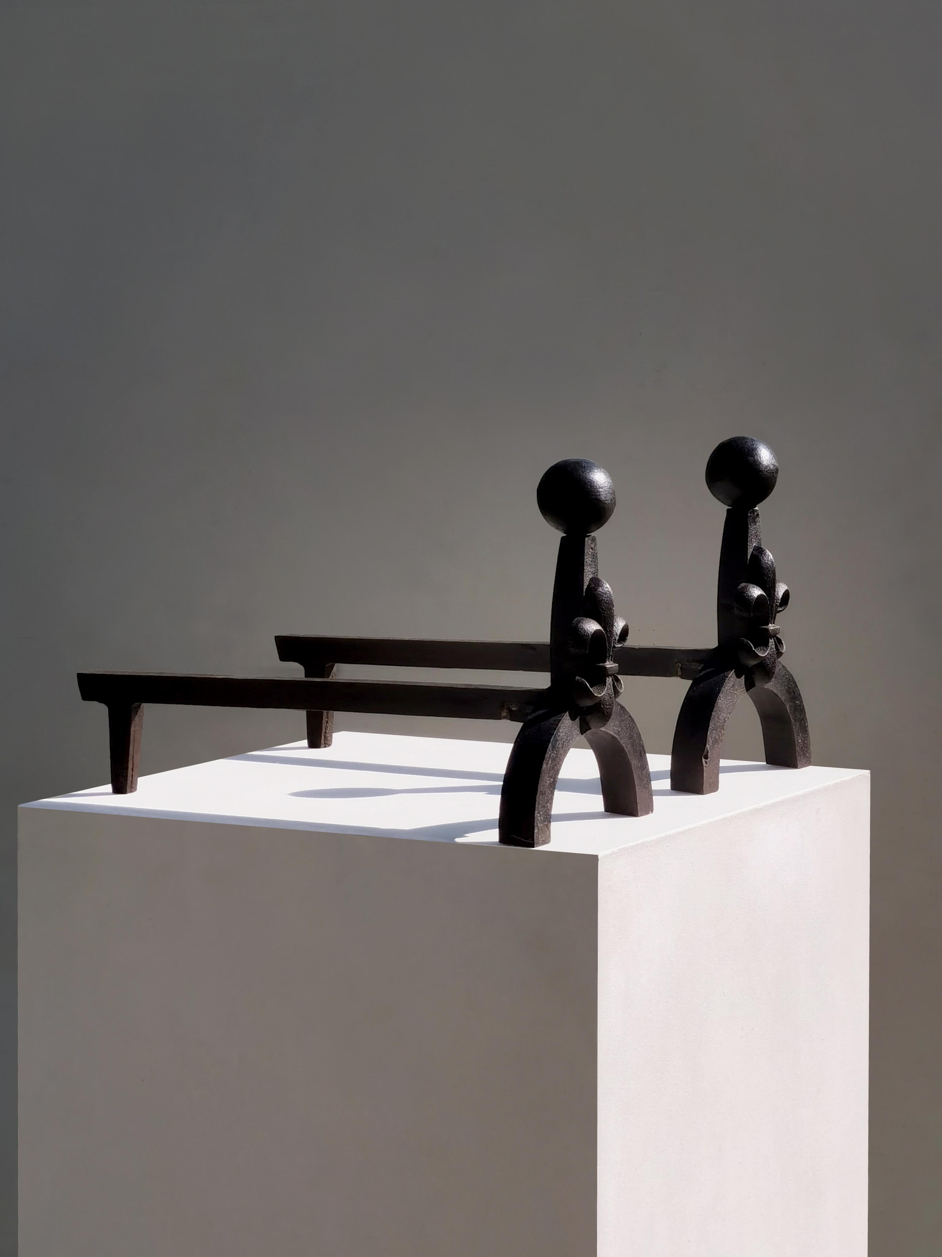 Paire d'ANDIRONS en fer forgé de style néoclassique brutaliste, France 1970 en vente 5