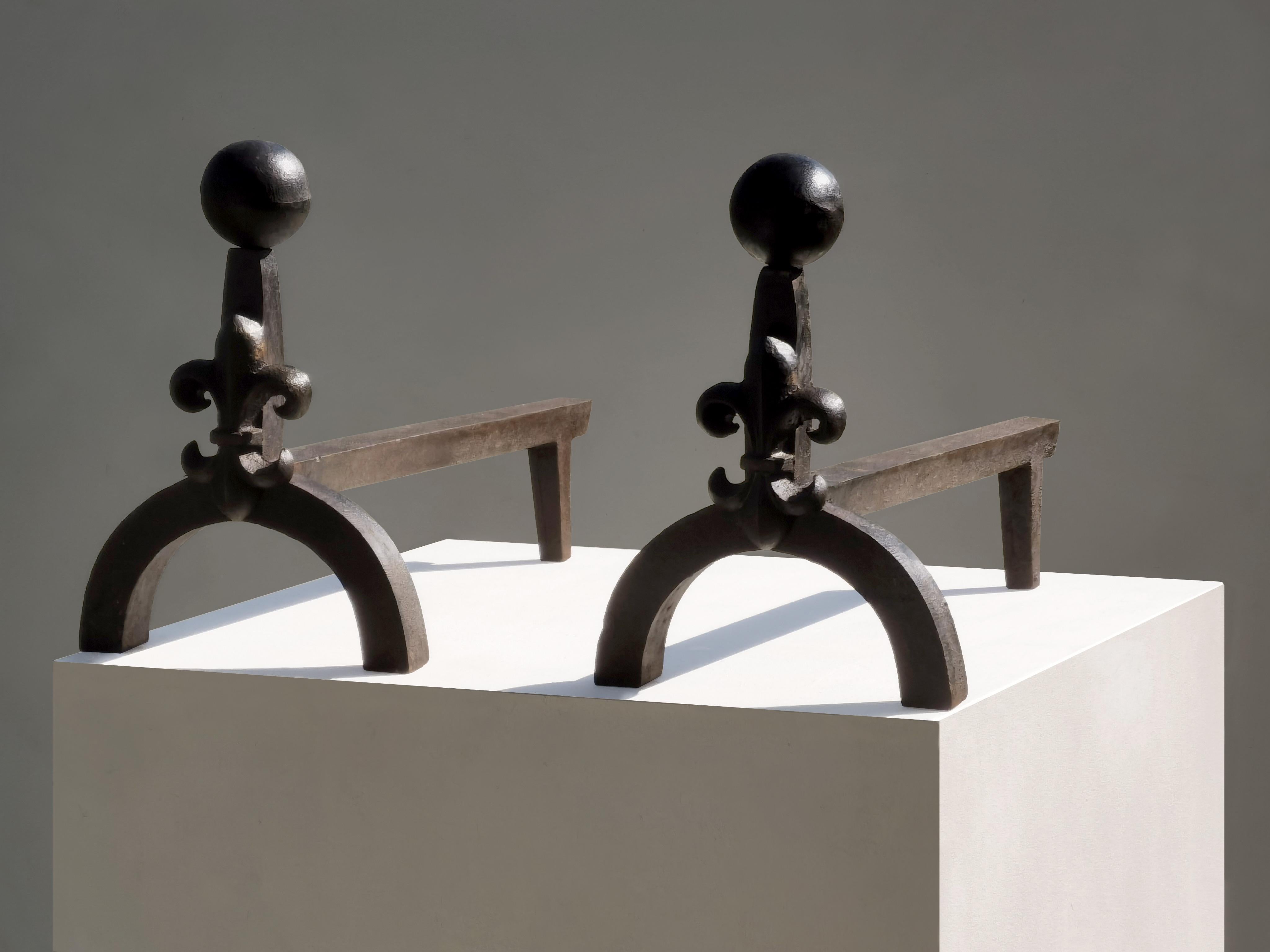 Brutalisme Paire d'ANDIRONS en fer forgé de style néoclassique brutaliste, France 1970 en vente