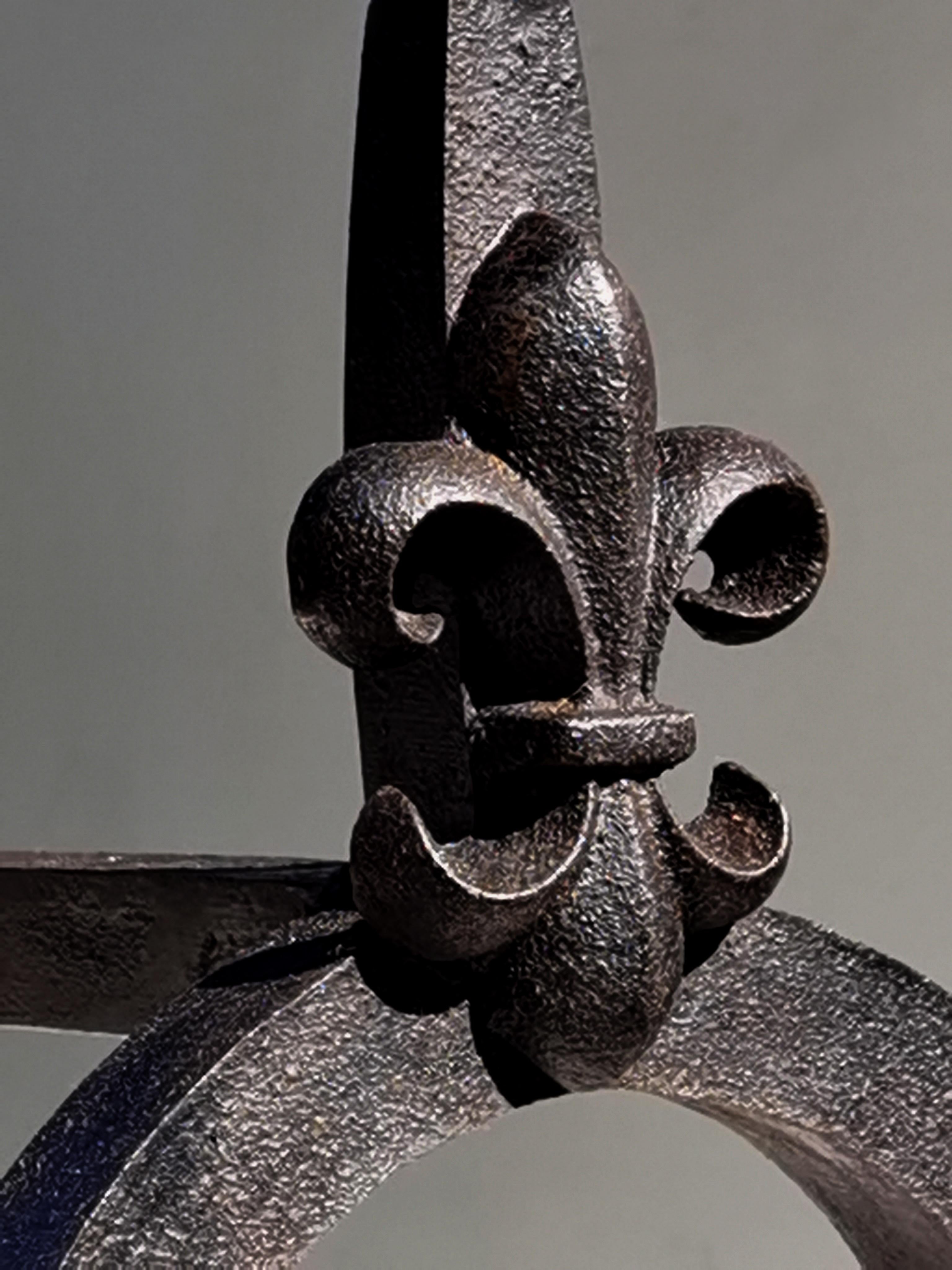 Paire d'ANDIRONS en fer forgé de style néoclassique brutaliste, France 1970 en vente 4